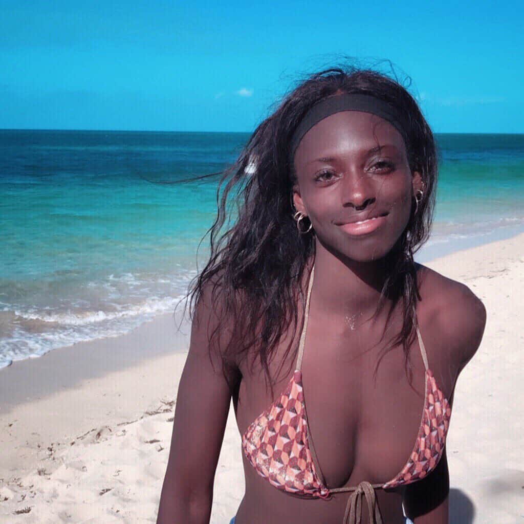 NANA OWUSU-AFRIYIEのインスタグラム：「Just resting the relay HANNNNNNND」