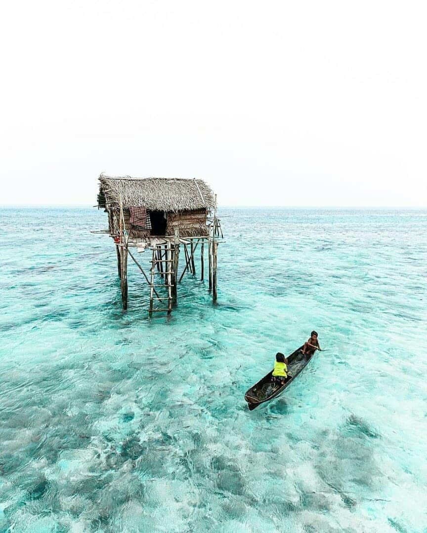 Discover Earthさんのインスタグラム写真 - (Discover EarthInstagram)「"Somewhere on earth 🌎, far from everything, there is a tribe living their entire lives on the sea. No nationality, no fixed home, no money. Fishing for food and drinking rainwater. These people still living out of our modern world." Tag someone who'd love to visit this place! — 📍 #DiscoverEarth — 📸 Photos and caption taken by @antoinejans」9月23日 16時05分 - discoverearth