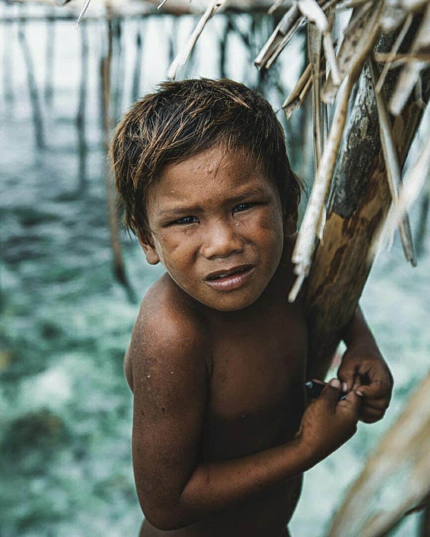 Discover Earthさんのインスタグラム写真 - (Discover EarthInstagram)「"Somewhere on earth 🌎, far from everything, there is a tribe living their entire lives on the sea. No nationality, no fixed home, no money. Fishing for food and drinking rainwater. These people still living out of our modern world." Tag someone who'd love to visit this place! — 📍 #DiscoverEarth — 📸 Photos and caption taken by @antoinejans」9月23日 16時05分 - discoverearth