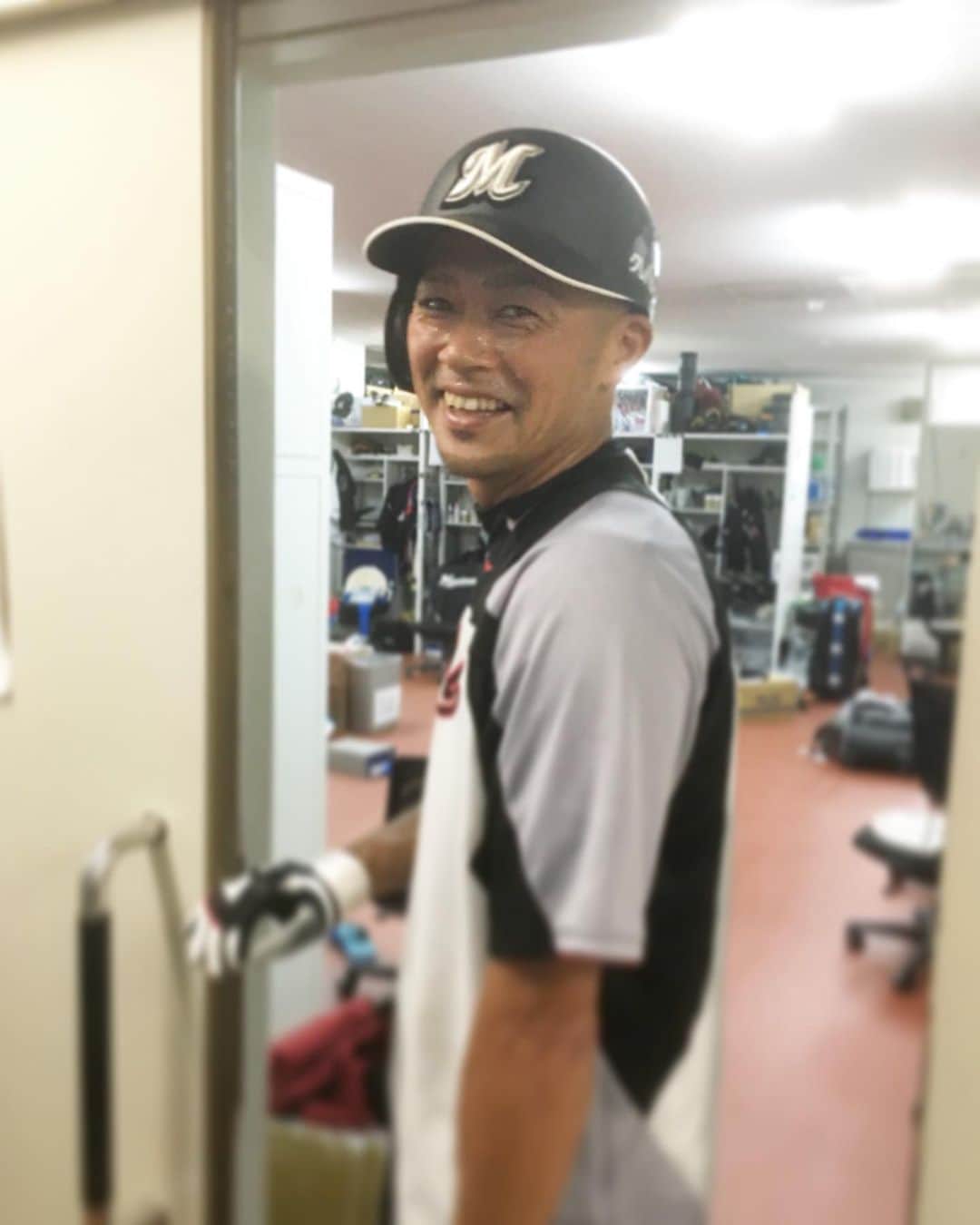 渡辺俊介のインスタグラム：「福浦さん、26年間、お疲れ様でした！ ロッテ時代は本当に世話になりました。 それなのに…今日は行けなくて… すみません…」
