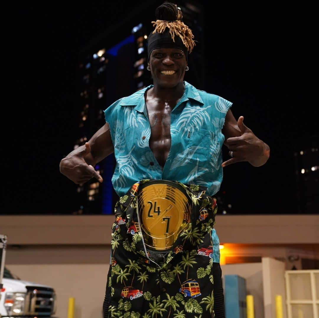 WWEさんのインスタグラム写真 - (WWEInstagram)「@ronkillings1 and the #247Title wear their own Hawaiian shirts in #WWEHonolulu! #WWE」9月23日 16時24分 - wwe