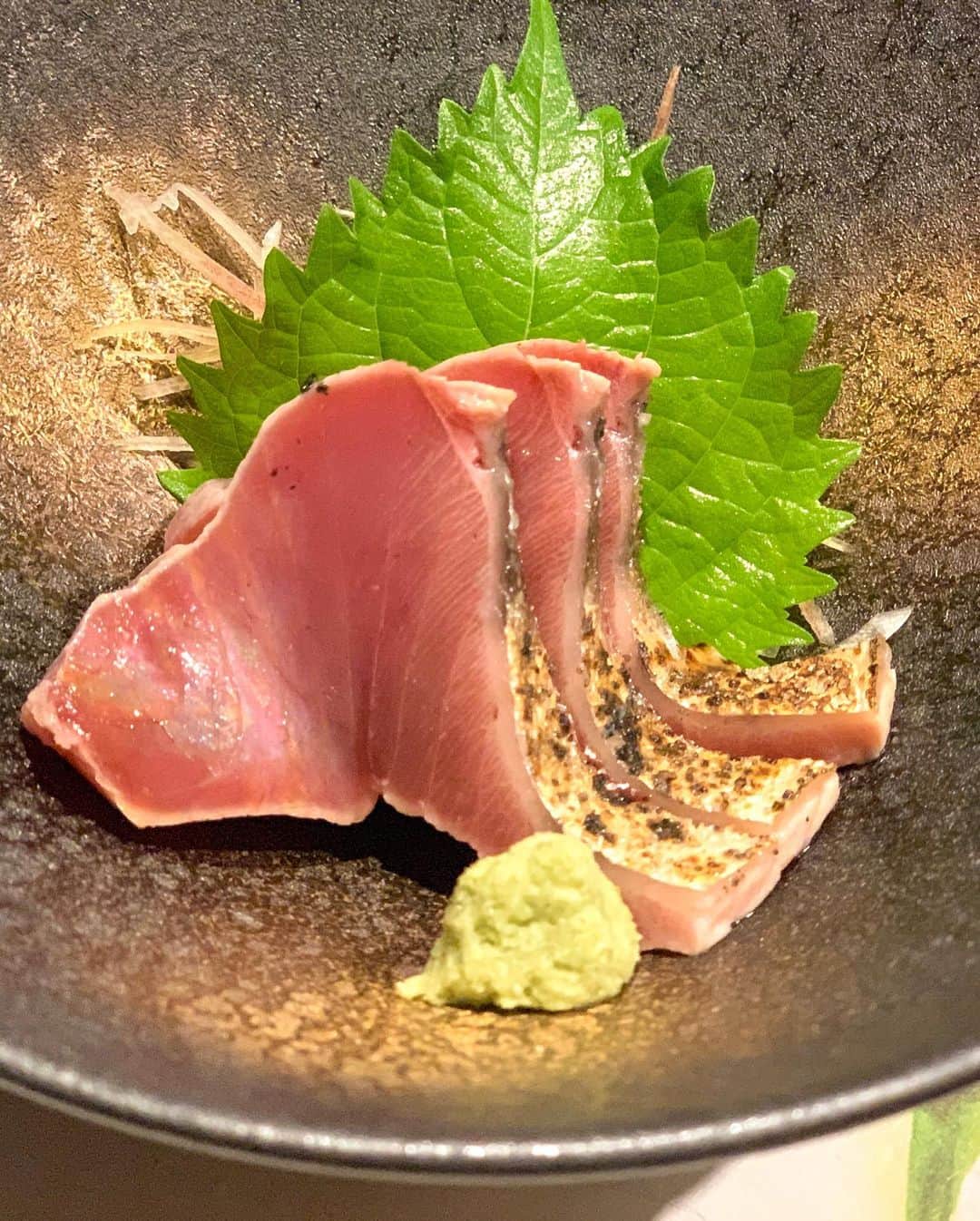 新井ニーニャさんのインスタグラム写真 - (新井ニーニャInstagram)「🌹﻿ ﻿ ﻿ 𝙏𝙎𝙐𝙈𝘼𝘽𝙄𝙍𝘼 🥩🍷﻿ ﻿ ﻿ ﻿ 新宿にある松坂牛のしゃぶしゃぶやさん🐃﻿ 一ニと書いて、つまびら😊﻿ @tsumabira_shinjuku﻿ ﻿ 食べログ評価 3.35🌟﻿ ﻿ ﻿ しゃぶしゃぶの前には﻿ 日本料理のコースもあって﻿ うに、キャビアのせ肉寿司﻿ いくらのサラダとかもあり…🤦🏼‍♀️💓﻿ ﻿ しゃぶしゃぶは、高級黒毛和牛🐃悶絶。﻿ ふたりでぺろり😋﻿ 今まで食べてたしゃぶしゃぶはなんだったの！？﻿ と思うぐらいトロトロで﻿ 口の中でふわっとお肉が消えていく感じ…﻿ 幸せでした❤️﻿ ゴマだれが濃厚で最高です！﻿ ﻿ 全室個室だから、女子会にもいいし﻿ デートにも良いし、接待にも良いと思います✨﻿ ﻿ ﻿ 今回は、私の会社が運営する﻿ 女性の体験記メディア 【BLANCA】﻿ @blanca__love  のライターとして協力頂いている﻿ ママ美容師のゆうこと来ました👭❤️﻿ ﻿ お互いの近状報告して﻿ 高め合って頑張れそう❗️💕﻿ 本当尊敬するところたくさん🥺 いつもありがとう🥰🥺❤️﻿ @yuko3214 ﻿ ﻿ ﻿ ﻿ #ににゃめし﻿ ﻿ #つまびら #しゃぶ匠一ニ #新宿 #松坂牛 #新宿一ニ #一ニ #tsumabira #新宿グルメ #高級しゃぶしゃぶ #新宿しゃぶしゃぶ #全室個室 #金粉肉 #A5黒毛和牛  #山形牛 #霜降り肉 #女子会 #しゃぶしゃぶ #グルメ #おいしいもの好き #ワイン #マスターズドリーム  #ビール女子 #ビール #グルメ好きな人と繋がりたい #グルメ女子 #グルメ巡り #料理はiPhoneのノーマルカメラです #肉寿司」9月23日 16時29分 - 22nina77