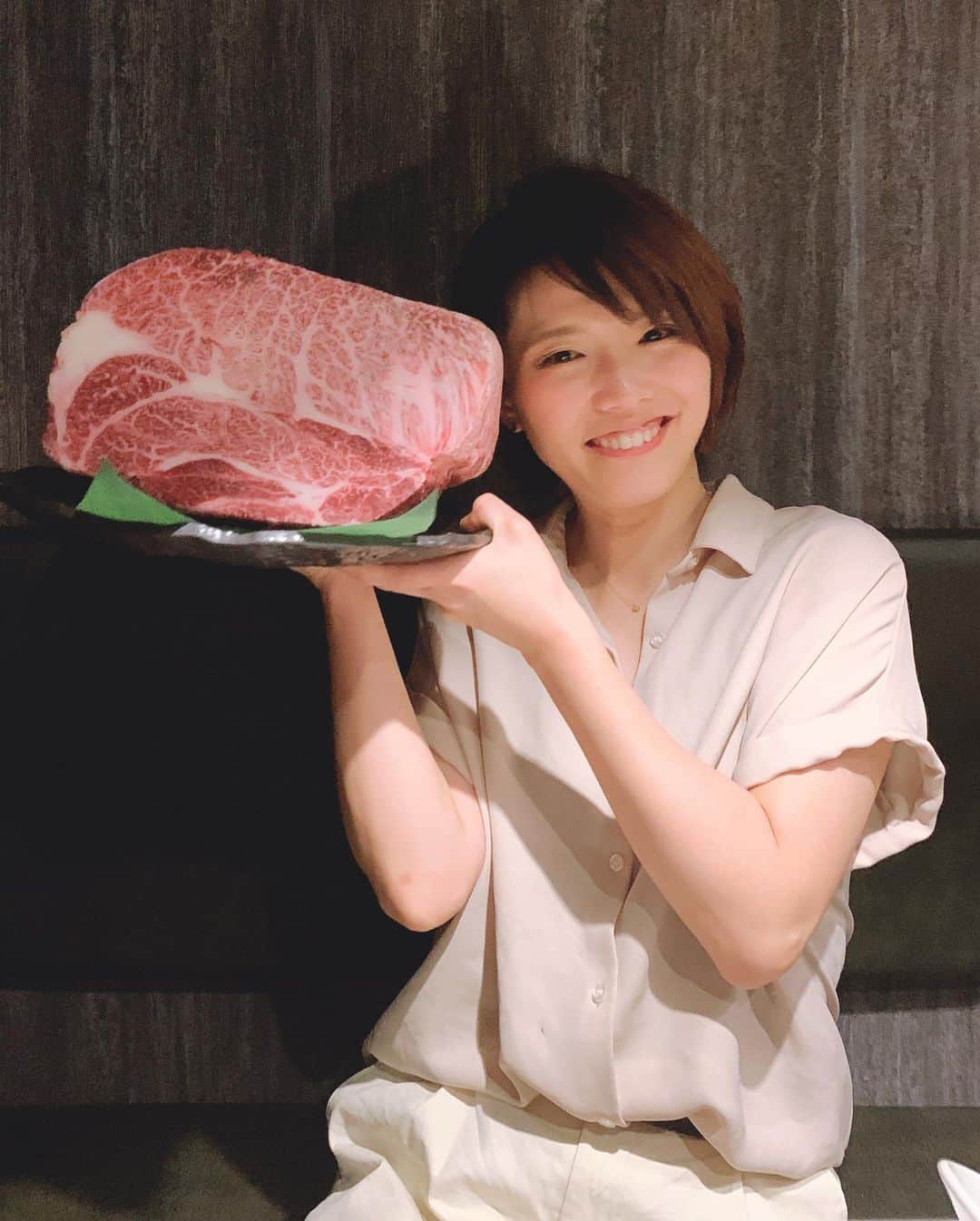 新井ニーニャさんのインスタグラム写真 - (新井ニーニャInstagram)「🌹﻿ ﻿ ﻿ 𝙏𝙎𝙐𝙈𝘼𝘽𝙄𝙍𝘼 🥩🍷﻿ ﻿ ﻿ ﻿ 新宿にある松坂牛のしゃぶしゃぶやさん🐃﻿ 一ニと書いて、つまびら😊﻿ @tsumabira_shinjuku﻿ ﻿ 食べログ評価 3.35🌟﻿ ﻿ ﻿ しゃぶしゃぶの前には﻿ 日本料理のコースもあって﻿ うに、キャビアのせ肉寿司﻿ いくらのサラダとかもあり…🤦🏼‍♀️💓﻿ ﻿ しゃぶしゃぶは、高級黒毛和牛🐃悶絶。﻿ ふたりでぺろり😋﻿ 今まで食べてたしゃぶしゃぶはなんだったの！？﻿ と思うぐらいトロトロで﻿ 口の中でふわっとお肉が消えていく感じ…﻿ 幸せでした❤️﻿ ゴマだれが濃厚で最高です！﻿ ﻿ 全室個室だから、女子会にもいいし﻿ デートにも良いし、接待にも良いと思います✨﻿ ﻿ ﻿ 今回は、私の会社が運営する﻿ 女性の体験記メディア 【BLANCA】﻿ @blanca__love  のライターとして協力頂いている﻿ ママ美容師のゆうこと来ました👭❤️﻿ ﻿ お互いの近状報告して﻿ 高め合って頑張れそう❗️💕﻿ 本当尊敬するところたくさん🥺 いつもありがとう🥰🥺❤️﻿ @yuko3214 ﻿ ﻿ ﻿ ﻿ #ににゃめし﻿ ﻿ #つまびら #しゃぶ匠一ニ #新宿 #松坂牛 #新宿一ニ #一ニ #tsumabira #新宿グルメ #高級しゃぶしゃぶ #新宿しゃぶしゃぶ #全室個室 #金粉肉 #A5黒毛和牛  #山形牛 #霜降り肉 #女子会 #しゃぶしゃぶ #グルメ #おいしいもの好き #ワイン #マスターズドリーム  #ビール女子 #ビール #グルメ好きな人と繋がりたい #グルメ女子 #グルメ巡り #料理はiPhoneのノーマルカメラです #肉寿司」9月23日 16時29分 - 22nina77