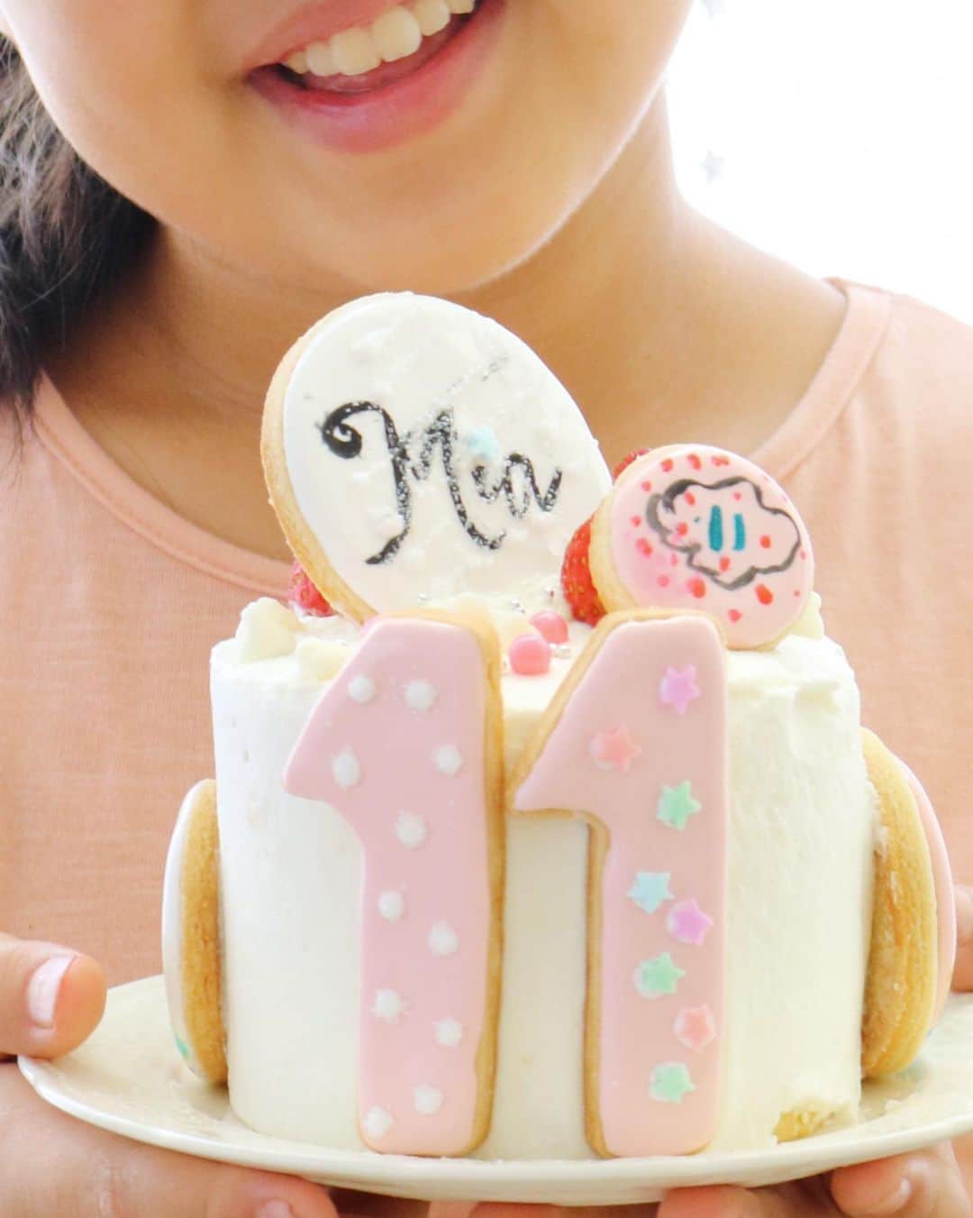 mamiaoyagiさんのインスタグラム写真 - (mamiaoyagiInstagram)「𓍯◌ 𝑭𝒐𝒓 𝒎𝒚 𝒅𝒂𝒖𝒈𝒉𝒕𝒆𝒓’𝒔 𝒕𝒉 𝒃𝒊𝒓𝒕𝒉𝒅𝒂𝒚. ◌ 𓊰 ◌ 娘の11歳の誕生日。 段々ケーキが憧れと言っていたので2段のティアードケーキを♪ 今年は自分用のミニケーキ&クッキーも作成した娘。 ウィークエンドも重なったため連日お祝いが続き、かなりハッピーなバースデイになったかと❤︎ ◌ 𝑯𝒂𝒑𝒑𝒚 𝑩𝒊𝒓𝒕𝒉𝒅𝒂𝒚⋆ ◌ #birthdaycake #birthday #shortcake #tieredcake #誕生日 #誕生日ケーキ #thebakefeed #mywilliamssonoma #feedfeed #wiltoncakes #marthabakes #food52 #instafood」9月23日 16時29分 - mamiaoyagi