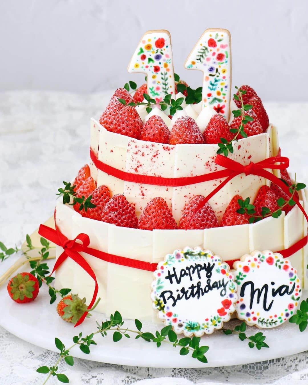 mamiaoyagiのインスタグラム：「𓍯◌ 𝑭𝒐𝒓 𝒎𝒚 𝒅𝒂𝒖𝒈𝒉𝒕𝒆𝒓’𝒔 𝒕𝒉 𝒃𝒊𝒓𝒕𝒉𝒅𝒂𝒚. ◌ 𓊰 ◌ 娘の11歳の誕生日。 段々ケーキが憧れと言っていたので2段のティアードケーキを♪ 今年は自分用のミニケーキ&クッキーも作成した娘。 ウィークエンドも重なったため連日お祝いが続き、かなりハッピーなバースデイになったかと❤︎ ◌ 𝑯𝒂𝒑𝒑𝒚 𝑩𝒊𝒓𝒕𝒉𝒅𝒂𝒚⋆ ◌ #birthdaycake #birthday #shortcake #tieredcake #誕生日 #誕生日ケーキ #thebakefeed #mywilliamssonoma #feedfeed #wiltoncakes #marthabakes #food52 #instafood」