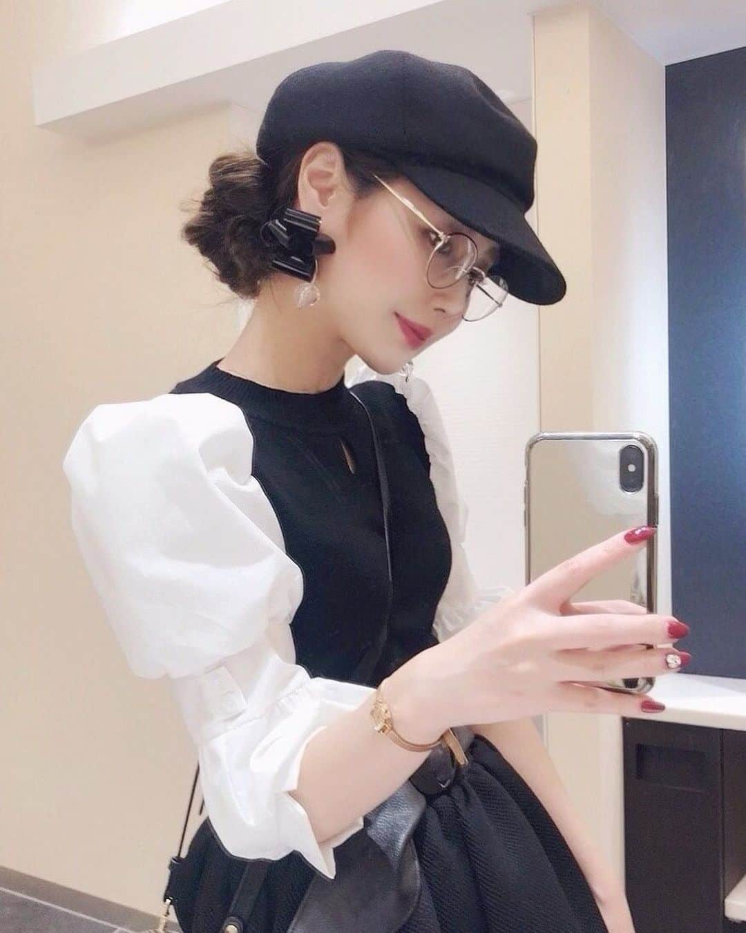 八尋莉那のインスタグラム：「お出かけ〜🚘 初めて韓国で買ったお洋服着たの🧚🏻‍♀️ お袖のボリューム可愛い♡  フレーム付けるのやめてみました🤟🏻 また戻すかもしれないけど一旦これで👾  #韓国#韓国アパレル#明洞#秋服#ニット#シャツ#白黒コーデ#秋ネイル#帽子#キャスケット#ファッション#まとめ髪#CA4LA#OOTD#follow#followme#fasion #instagram#instagood#데일리그램#일상룩#좋아요그램#좋아요태러#인스타그램#팔로우#인친#친스타그램#赞#粉我#时装」