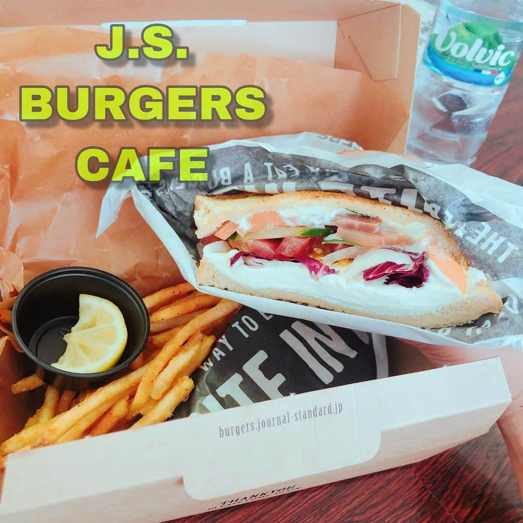 加納永美子さんのインスタグラム写真 - (加納永美子Instagram)「______________________________ J.S. BURGERS CAFE🍔 . サーモン&クリームチーズ . いつかのケータリング😋 . バーガーも美味しかったけど、サンドイッチも美味しい💓 . あとポテトも最高🍟最近ポテトってあんまり食べないんだけど、これは止まらなかった🤤 . . . #jsburgerscafe #jsburger #jsburgers #jsburgerscafeミント神戸店 #ミント神戸 #神戸 #三宮 #三ノ宮 #神戸ハンバーガー #三宮カフェ #三ノ宮カフェ #三宮ランチ #三ノ宮ランチ #followme #加納永美子」9月23日 16時45分 - emiko_s2