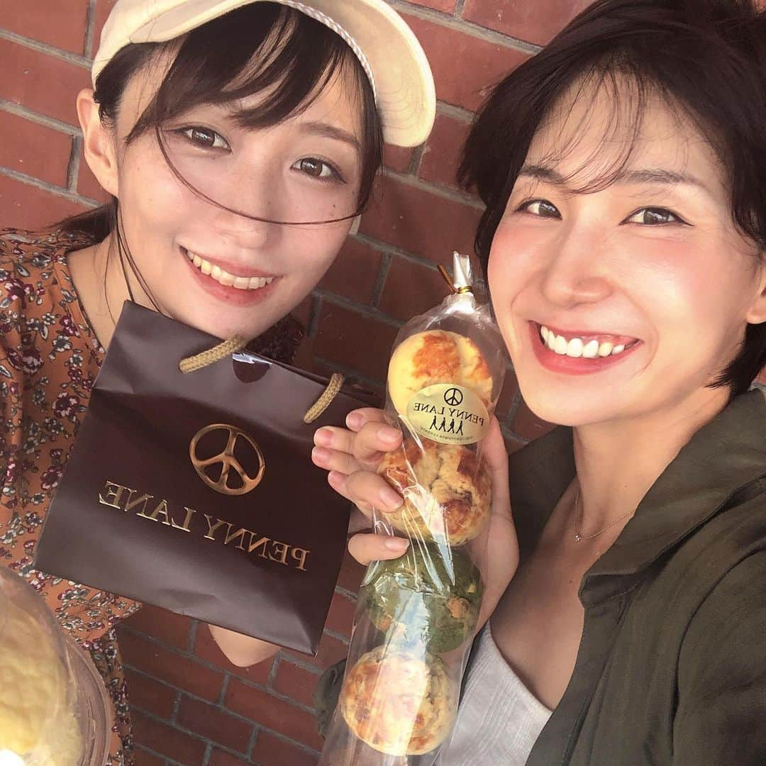 杉山美帆さんのインスタグラム写真 - (杉山美帆Instagram)「きいちゃんとパンフェスに来たら、TOYOTAカローラの新車ブースがありました😳 * 後ろの椅子がワンタッチで倒れるのがめっちゃ良い！🥺✨ *  ゴルファーとしてはバッグがいくつ積めるかも大事なとこ…… * 正面から見るとかなりスッキリしてて小さめに見えたけど…椅子を倒さなくても横にして4つ積めるのは凄い🥺 *  試乗会に誘われたので、今度行ってきますっ🚗✨ *  #カローラ　＃トヨタ　＃カローラツーリング　＃トヨタグラム　＃PR #パンフェス #リラックマ会えず #強風」9月23日 16時39分 - mih0_golf