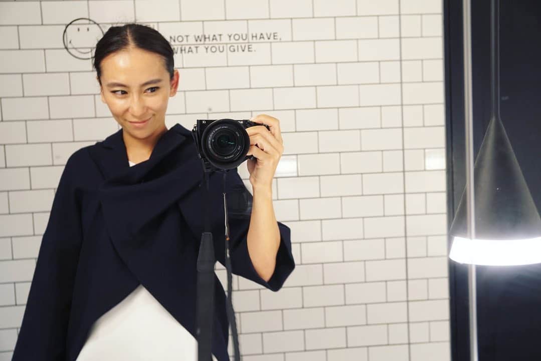 高井直子さんのインスタグラム写真 - (高井直子Instagram)「🌈 ネイビーのスーツ。 襟元がお気に入り✨ • #enfold  #rafsimons  #maisonmargiela」9月23日 16時54分 - naokotakai