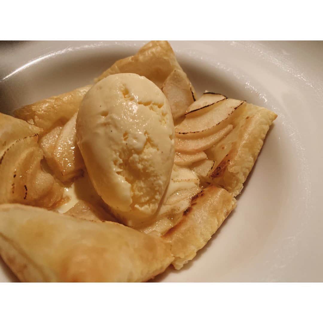 JUNNAさんのインスタグラム写真 - (JUNNAInstagram)「オステリア エンメ さんにて...🇮🇹 👨🏼‍🍳カウンター越しに お料理されてる姿を眺めて... ひと皿ひと皿運ばれてくるお料理を わくわくしながら楽しみました🍷  どのお料理も手が込んでいて...香り豊か。 モチモチの手打ちパスタは絶品🍝 😋デザートにいただいた アップパイが既に恋しい...🍎 また行きたいお店❤️ ・ ・ ・ ごちそうさまでした☺️ #only#junna🥂#osteriaM#オステリアエンメ#イタリアン」9月23日 16時49分 - junna