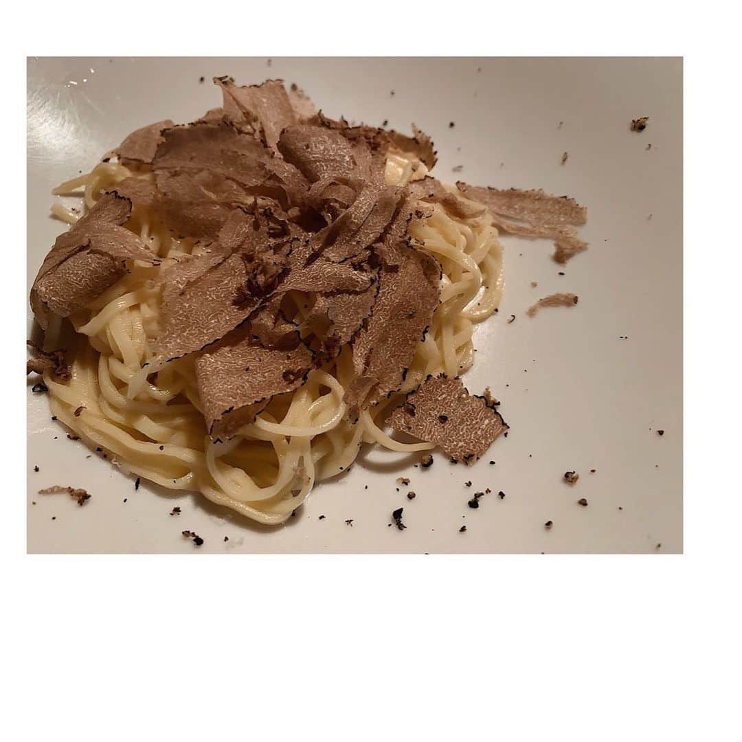 JUNNAさんのインスタグラム写真 - (JUNNAInstagram)「オステリア エンメ さんにて...🇮🇹 👨🏼‍🍳カウンター越しに お料理されてる姿を眺めて... ひと皿ひと皿運ばれてくるお料理を わくわくしながら楽しみました🍷  どのお料理も手が込んでいて...香り豊か。 モチモチの手打ちパスタは絶品🍝 😋デザートにいただいた アップパイが既に恋しい...🍎 また行きたいお店❤️ ・ ・ ・ ごちそうさまでした☺️ #only#junna🥂#osteriaM#オステリアエンメ#イタリアン」9月23日 16時49分 - junna