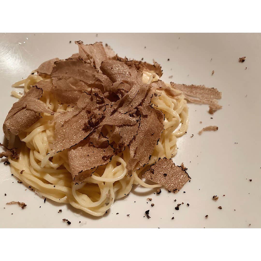 JUNNAさんのインスタグラム写真 - (JUNNAInstagram)「オステリア エンメ さんにて...🇮🇹 👨🏼‍🍳カウンター越しに お料理されてる姿を眺めて... ひと皿ひと皿運ばれてくるお料理を わくわくしながら楽しみました🍷  どのお料理も手が込んでいて...香り豊か。 モチモチの手打ちパスタは絶品🍝 😋デザートにいただいた アップパイが既に恋しい...🍎 また行きたいお店❤️ ・ ・ ・ ごちそうさまでした☺️ #only#junna🥂#osteriaM#オステリアエンメ#イタリアン」9月23日 16時49分 - junna