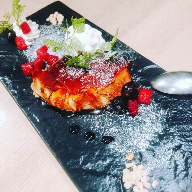 のインスタグラム：「極プリン ~ほうじ茶~ 当店自慢の自家製プリンをご紹介♪ ほどよい固さの極プリン🍮 カラメルソースと隠し味のほうじ茶による絶妙なほろ苦さは女性だけじゃなく男性でも食べやすい！ そのままでももちろん、ホイップクリームと一緒に召し上がっても違った味わいを感じます！ ぜひ食べて頂きたい一品です😇 #恵比寿屋グリル #国分寺 #肉バル #デザート #スイーツ #プリン #ほうじ茶 #ほろ苦い #大人の味 #甘党 #しめの一品 #かわいい系 #売り切れ御免🙇‍♀️」