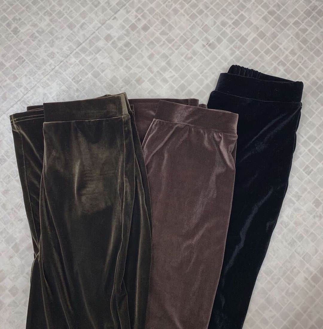 佐野真依子さんのインスタグラム写真 - (佐野真依子Instagram)「人気のNEWフレアパンツ❤︎ とにかく美脚！合わせやすいらくちんこの秋履きまくりたい シンプルフレア♡ ■Velour flare pants ¥6,400 BLACK BROWN KHAKI 美脚効果にこだわった ベロア素材の シンプルフレアパンツ❤︎ ストレッチの効いた レギンスのような 軽い履き心地に。 ハイウエストに仕上げることで さらに安心感を与えます❤︎ 計算されたフレアシルエットは 履くだけで太もも細く、 膝下を長く美脚にみせてくれます。 シンプルで着まわしやすく シーズンライクな コーディネートに❤︎ ベロア素材の中でも厳選した 絶妙カラー BLACK BROWN KHAKI の3色をご用意しました♡ ご予約商品も9月中は消費税8%にて購入可能です❤︎ @trunc88_official  #trunc88」9月23日 17時03分 - sanomaisanomai