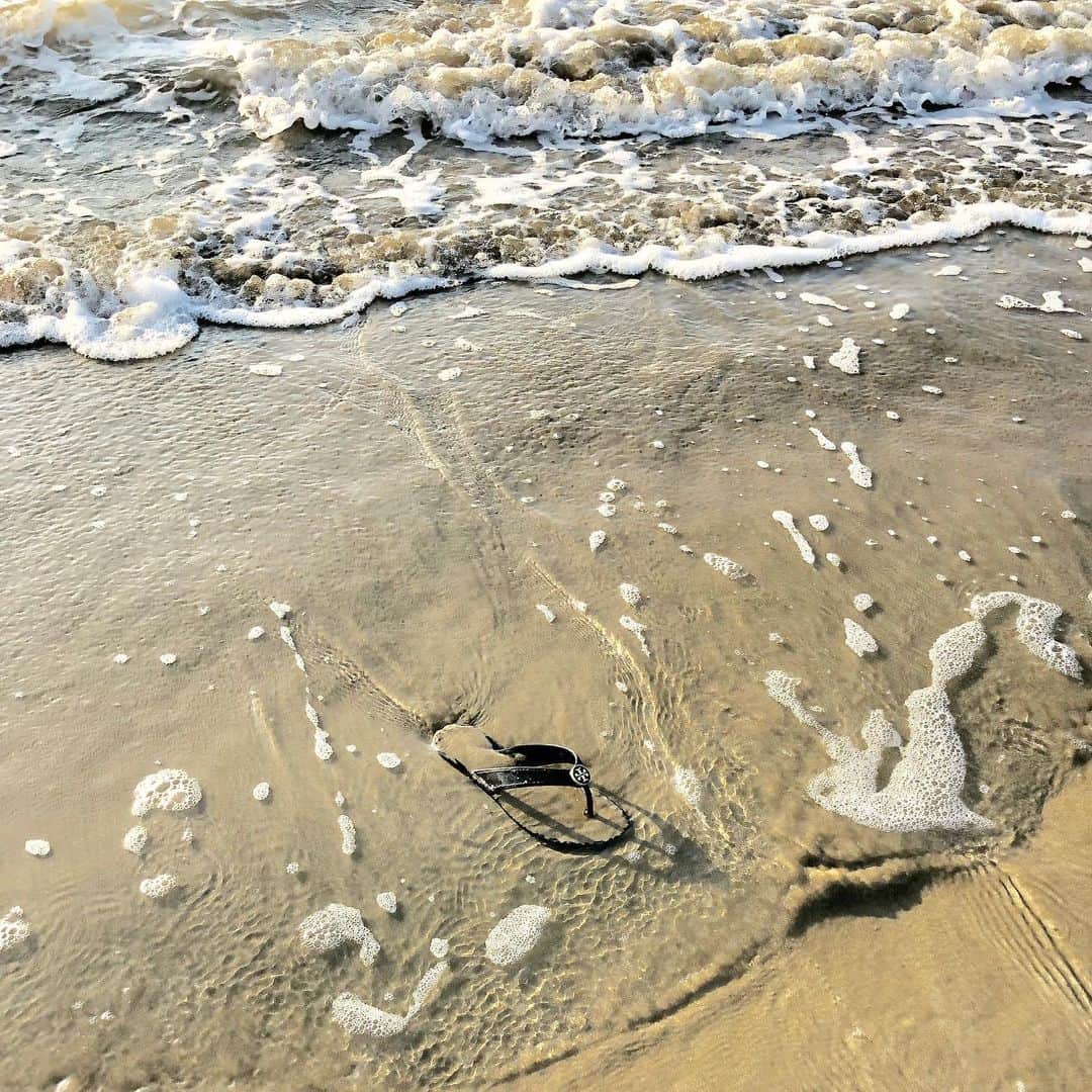 田中涼子のインスタグラム：「と、ホッとしてたら﻿ とっさに脱いだビーサンも流され、、﻿ それはすぐ追いかけて見つけたんだけど﻿ ﻿ 帰りの車に乗り込むとき﻿ 砂がついてたから脱いで上がってしまい﻿ 道に忘れてきたぁ😭😭😭」