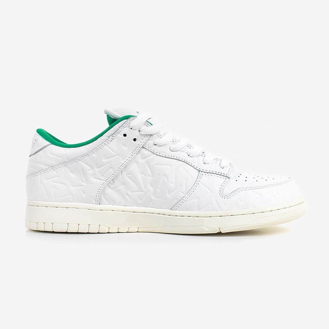 HYPEBEASTさんのインスタグラム写真 - (HYPEBEASTInstagram)「@hypebeastkicks: Official images of @ben.g.skateboardshop’s upcoming @nike SB Dunk Low collaboration have surfaced. The shoe comes with an upper dressed in a premium white leather devoid of the usual midfoot Swooshes but riddled with a debossed check pattern, a bright green lining, and branding at the tongue tags, lace tips and heels. It’ll be available via an online raffle held until September 24, with the exclusive Ben-G release set for September 28.⁠⠀ Photo: Ben-G」9月23日 17時12分 - hypebeast