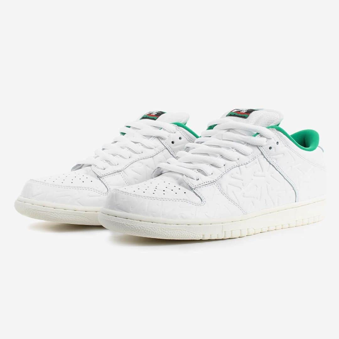 HYPEBEASTさんのインスタグラム写真 - (HYPEBEASTInstagram)「@hypebeastkicks: Official images of @ben.g.skateboardshop’s upcoming @nike SB Dunk Low collaboration have surfaced. The shoe comes with an upper dressed in a premium white leather devoid of the usual midfoot Swooshes but riddled with a debossed check pattern, a bright green lining, and branding at the tongue tags, lace tips and heels. It’ll be available via an online raffle held until September 24, with the exclusive Ben-G release set for September 28.⁠⠀ Photo: Ben-G」9月23日 17時12分 - hypebeast