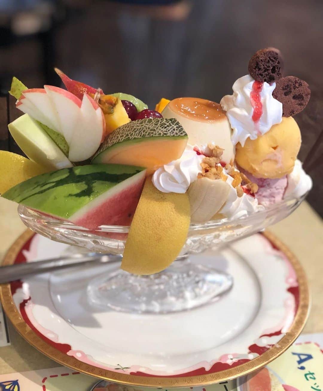 ナゴレコさんのインスタグラム写真 - (ナゴレコInstagram)「「プリンパフェ」 リポスト🕴地元名古屋の人にはすっかりお馴染み？となっている「カフェオレ天井落とし」で有名な喫茶ツヅキさん☕️🍴 . 脚立を使った演出は全国的にも認知度が高いようですね🏯🍤 今日はプリンパフェをレコメンド🙌🍮 . フルーツやアイスクリームがもりもり👀 プリンパフェですが、プリンがおまけに見えてしまうほどのボリュームですね😂💯 . @macron1117 さん、#ナゴレコ ありがとうございます🙆‍♂️🙆‍♂️ . Repost @macron1117 ・・・ . チエちゃんとカフェ巡り③💕 . プリンパフェ✨ . あの脚立のパフォーマンスで有名な喫茶店😅 . これ注文したら💕 2人でシェアするのが良いです🤣と言われた🤭 . そんなにデカいのか笑笑💦 フルーツ盛り盛りすごすぎ💕 . 出てきた瞬間💕でかっ😂 完食できるかなぁ🤣 . どれから食べようか迷ったよ😢 . 残さず食べたよ🙌 . さぁ次行こ💕」9月23日 17時04分 - nagoya_food