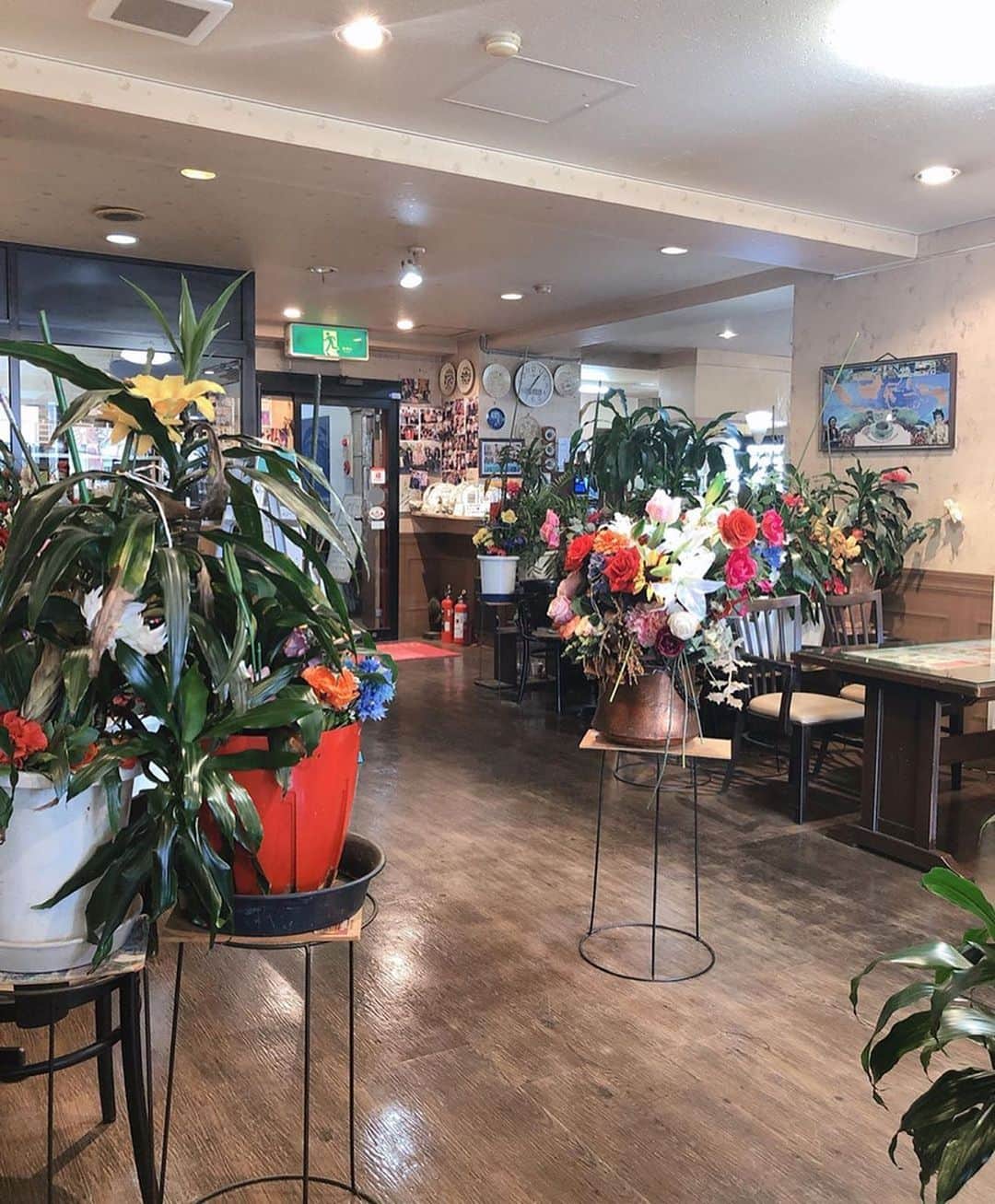 ナゴレコさんのインスタグラム写真 - (ナゴレコInstagram)「「プリンパフェ」 リポスト🕴地元名古屋の人にはすっかりお馴染み？となっている「カフェオレ天井落とし」で有名な喫茶ツヅキさん☕️🍴 . 脚立を使った演出は全国的にも認知度が高いようですね🏯🍤 今日はプリンパフェをレコメンド🙌🍮 . フルーツやアイスクリームがもりもり👀 プリンパフェですが、プリンがおまけに見えてしまうほどのボリュームですね😂💯 . @macron1117 さん、#ナゴレコ ありがとうございます🙆‍♂️🙆‍♂️ . Repost @macron1117 ・・・ . チエちゃんとカフェ巡り③💕 . プリンパフェ✨ . あの脚立のパフォーマンスで有名な喫茶店😅 . これ注文したら💕 2人でシェアするのが良いです🤣と言われた🤭 . そんなにデカいのか笑笑💦 フルーツ盛り盛りすごすぎ💕 . 出てきた瞬間💕でかっ😂 完食できるかなぁ🤣 . どれから食べようか迷ったよ😢 . 残さず食べたよ🙌 . さぁ次行こ💕」9月23日 17時04分 - nagoya_food