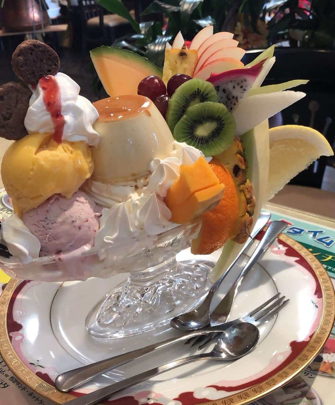 ナゴレコさんのインスタグラム写真 - (ナゴレコInstagram)「「プリンパフェ」 リポスト🕴地元名古屋の人にはすっかりお馴染み？となっている「カフェオレ天井落とし」で有名な喫茶ツヅキさん☕️🍴 . 脚立を使った演出は全国的にも認知度が高いようですね🏯🍤 今日はプリンパフェをレコメンド🙌🍮 . フルーツやアイスクリームがもりもり👀 プリンパフェですが、プリンがおまけに見えてしまうほどのボリュームですね😂💯 . @macron1117 さん、#ナゴレコ ありがとうございます🙆‍♂️🙆‍♂️ . Repost @macron1117 ・・・ . チエちゃんとカフェ巡り③💕 . プリンパフェ✨ . あの脚立のパフォーマンスで有名な喫茶店😅 . これ注文したら💕 2人でシェアするのが良いです🤣と言われた🤭 . そんなにデカいのか笑笑💦 フルーツ盛り盛りすごすぎ💕 . 出てきた瞬間💕でかっ😂 完食できるかなぁ🤣 . どれから食べようか迷ったよ😢 . 残さず食べたよ🙌 . さぁ次行こ💕」9月23日 17時04分 - nagoya_food