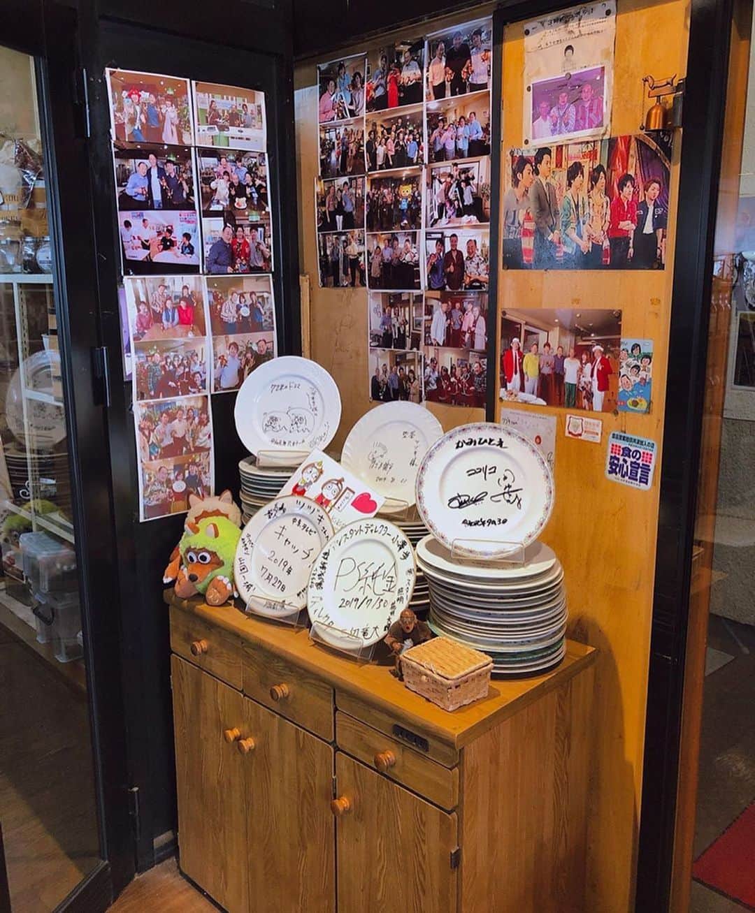 ナゴレコさんのインスタグラム写真 - (ナゴレコInstagram)「「プリンパフェ」 リポスト🕴地元名古屋の人にはすっかりお馴染み？となっている「カフェオレ天井落とし」で有名な喫茶ツヅキさん☕️🍴 . 脚立を使った演出は全国的にも認知度が高いようですね🏯🍤 今日はプリンパフェをレコメンド🙌🍮 . フルーツやアイスクリームがもりもり👀 プリンパフェですが、プリンがおまけに見えてしまうほどのボリュームですね😂💯 . @macron1117 さん、#ナゴレコ ありがとうございます🙆‍♂️🙆‍♂️ . Repost @macron1117 ・・・ . チエちゃんとカフェ巡り③💕 . プリンパフェ✨ . あの脚立のパフォーマンスで有名な喫茶店😅 . これ注文したら💕 2人でシェアするのが良いです🤣と言われた🤭 . そんなにデカいのか笑笑💦 フルーツ盛り盛りすごすぎ💕 . 出てきた瞬間💕でかっ😂 完食できるかなぁ🤣 . どれから食べようか迷ったよ😢 . 残さず食べたよ🙌 . さぁ次行こ💕」9月23日 17時04分 - nagoya_food