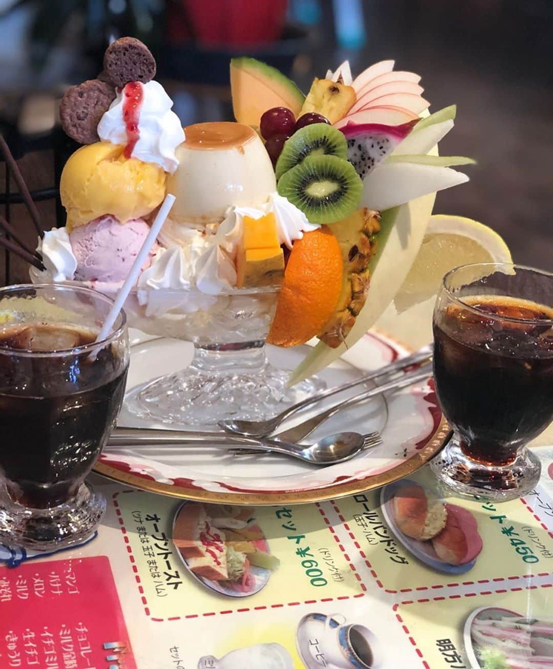 ナゴレコさんのインスタグラム写真 - (ナゴレコInstagram)「「プリンパフェ」 リポスト🕴地元名古屋の人にはすっかりお馴染み？となっている「カフェオレ天井落とし」で有名な喫茶ツヅキさん☕️🍴 . 脚立を使った演出は全国的にも認知度が高いようですね🏯🍤 今日はプリンパフェをレコメンド🙌🍮 . フルーツやアイスクリームがもりもり👀 プリンパフェですが、プリンがおまけに見えてしまうほどのボリュームですね😂💯 . @macron1117 さん、#ナゴレコ ありがとうございます🙆‍♂️🙆‍♂️ . Repost @macron1117 ・・・ . チエちゃんとカフェ巡り③💕 . プリンパフェ✨ . あの脚立のパフォーマンスで有名な喫茶店😅 . これ注文したら💕 2人でシェアするのが良いです🤣と言われた🤭 . そんなにデカいのか笑笑💦 フルーツ盛り盛りすごすぎ💕 . 出てきた瞬間💕でかっ😂 完食できるかなぁ🤣 . どれから食べようか迷ったよ😢 . 残さず食べたよ🙌 . さぁ次行こ💕」9月23日 17時04分 - nagoya_food