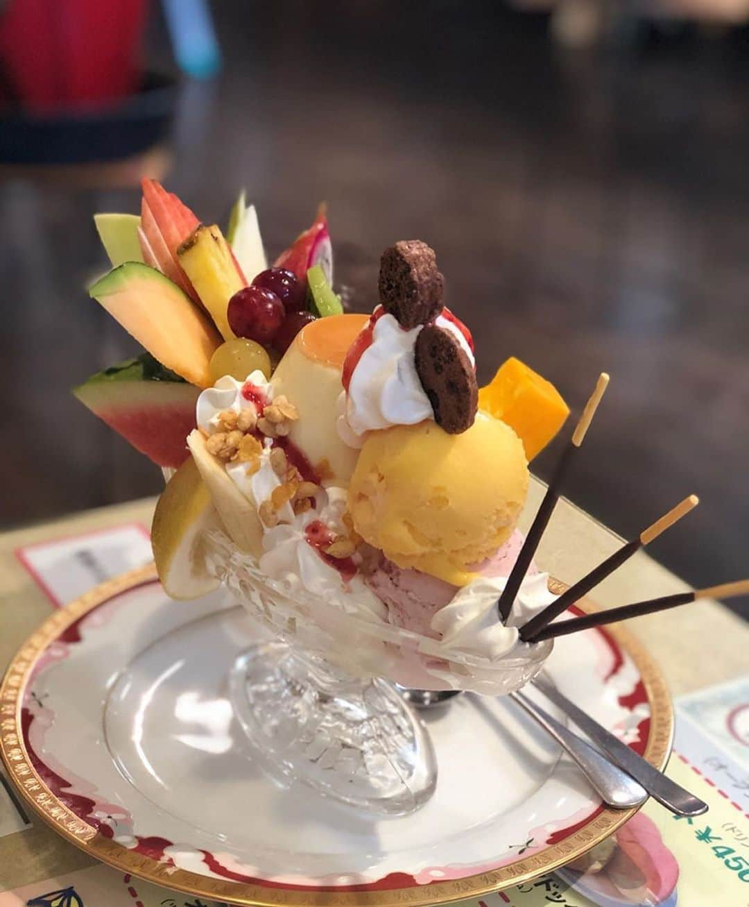 ナゴレコさんのインスタグラム写真 - (ナゴレコInstagram)「「プリンパフェ」 リポスト🕴地元名古屋の人にはすっかりお馴染み？となっている「カフェオレ天井落とし」で有名な喫茶ツヅキさん☕️🍴 . 脚立を使った演出は全国的にも認知度が高いようですね🏯🍤 今日はプリンパフェをレコメンド🙌🍮 . フルーツやアイスクリームがもりもり👀 プリンパフェですが、プリンがおまけに見えてしまうほどのボリュームですね😂💯 . @macron1117 さん、#ナゴレコ ありがとうございます🙆‍♂️🙆‍♂️ . Repost @macron1117 ・・・ . チエちゃんとカフェ巡り③💕 . プリンパフェ✨ . あの脚立のパフォーマンスで有名な喫茶店😅 . これ注文したら💕 2人でシェアするのが良いです🤣と言われた🤭 . そんなにデカいのか笑笑💦 フルーツ盛り盛りすごすぎ💕 . 出てきた瞬間💕でかっ😂 完食できるかなぁ🤣 . どれから食べようか迷ったよ😢 . 残さず食べたよ🙌 . さぁ次行こ💕」9月23日 17時04分 - nagoya_food