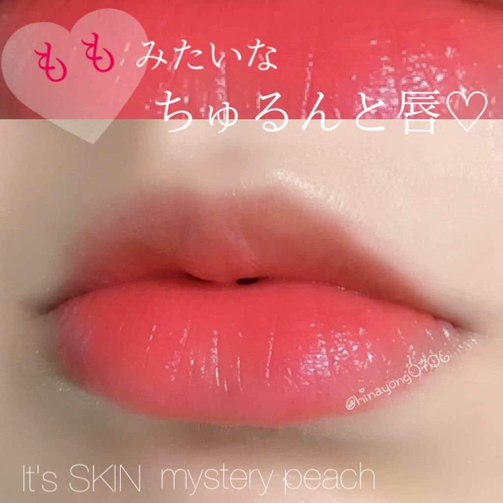 LIPS(リップス)-コスメ・メイク動画さんのインスタグラム写真 - (LIPS(リップス)-コスメ・メイク動画Instagram)「.⠀ 🍑[ It's SKIN：桃みたいなちゅるんと唇♡ ]🍑⠀ .⠀ あんにょんはせよ((* ॑꒳ ॑* ))ぼみです⠀ .⠀ ももみたいなちゅるんと可愛い唇になれるティントを見つけたのでご紹介〜❤︎⠀ .⠀ .⠀ 《 It's SKIN MysteryPeach Colorble Watergel tint 》⠀ 容量: 4.7ml⠀ 価格: 9000₩⠀ .⠀ しっかり着色して、可愛いカラーが持続するティント…🥰⠀ なんと言ってもこのピーチコーラルカラーが可愛すぎませんか…?ㅠㅠ⠀ ザ・ピーチ！って感じのカラー！⠀ .⠀ 香りは結構強めのピーチソーダみたいな香りがします！香りはそんなに持続しませんが、気になる方には気になるかも…？😭⠀ .⠀ 彩度が高めのカラーで、すっぴんにはちょっと浮いちゃいますがメイクして使うと顔のトーンをアップしてくれてリップが主役になるカラーです♡⠀ .⠀ グラデーションリップはムラになっちゃってちょっと作りにくいので、フルリップで塗るのがかわいい塗り方💕⠀ .⠀ リップ下地を塗らないと唇に違和感がある感じになるので(ジェルティントでよくある唇がうわんうわんする感じ…わかるかなㅋㅋㅋ)⠀ リップ下地としてリップクリームは必須です🌱⠀ .⠀ カラーは全4色展開で、ぼみは01番の피치하숭というカラーをゲット♡⠀ 01番のカラーが1番発色が穏やかで女の子らしいふわふわカラーだったのでこれにしました🌸⠀ ぱっと見 蛍光オレンジっぽいのですが、唇に触れるとピンクに変わって、絶妙なピーチカラーに♡♡⠀ .⠀ 着色は強めですが、ビビッドピンク着色なのはちょっと残念ポイント…ㅠㅁㅠ⠀ .⠀ .⠀ ぼみは西面駅の中のIt's SKINの店舗で購入しました🍀⠀ 日本ではQoo10などの通販で購入できるのではないかと思います！気になった方は是非チェックしてみてください🌷⠀ .⠀ .⠀ .⠀ ⠀ .⠀ All Contents From：💕🇰🇷보미/ぼみ⠀ .⠀ .⠀ #lipscosme #桃 #デートメイク #韓国コスメ #モテリップ #makeup #cosme  #プチプラコスメ #コスメ好きさんと繋がりたい #化粧品 #リップ #cosmetics #モテメイク #今日のメイク #コスメマニア #プチプラ #今日のメイク #メイクプロセス #instabeauty #化粧 #お洒落好きさんと繋がりたい #コスメ好きな人と繋がりたい #限定コスメ #美容マニア #化妆品 #美意識 #自分磨き #女子力」9月23日 17時04分 - lipsjp