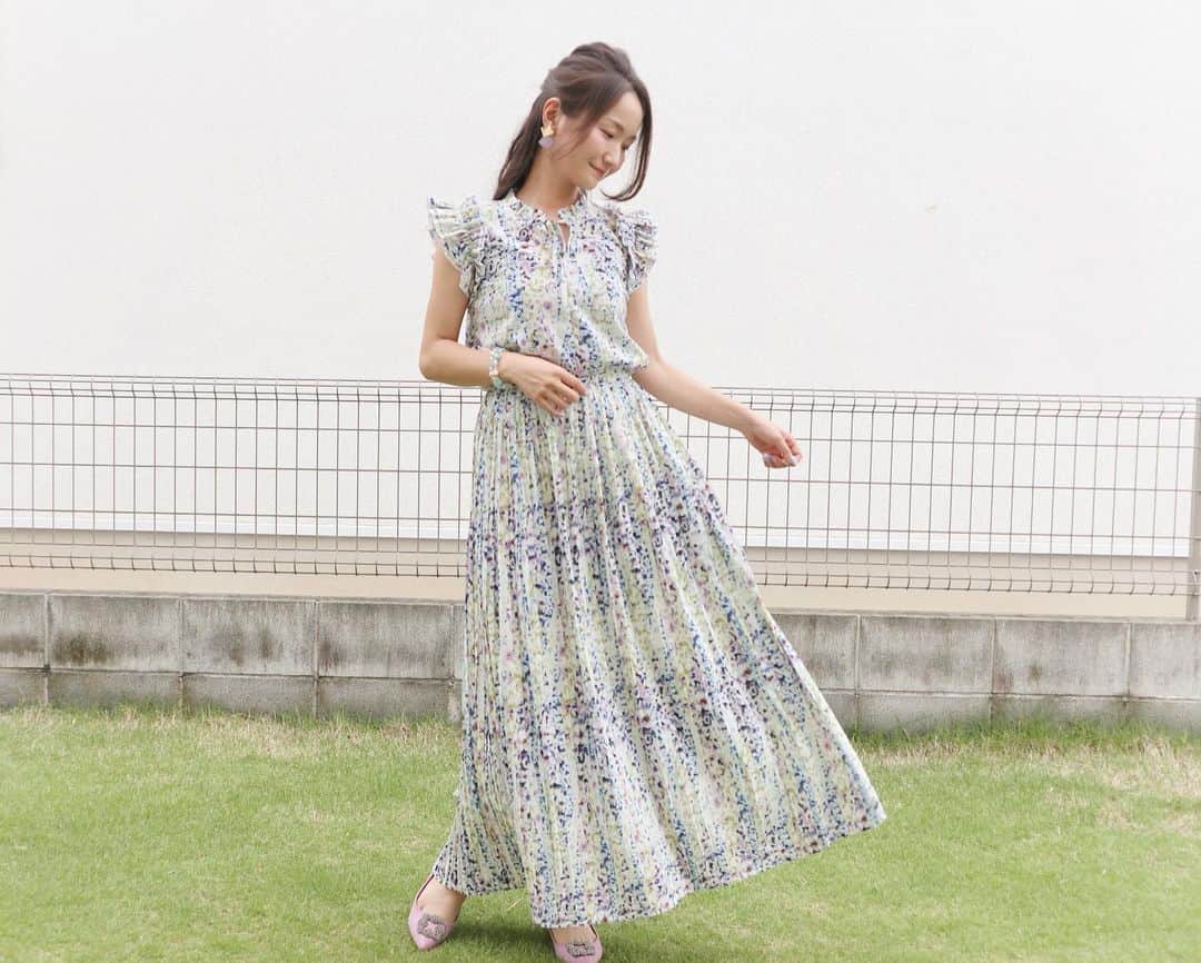 リナのインスタグラム：「ちょっぴり夏が恋しい今日この頃…🍂 . 今夜はパパと二人で おしゃれなRestaurant&BARに行く予定🍸 . 以前にnostalgiaのセットアップを褒めてくれたから、 ちょっぴり肌寒いけど、これに決めちゃった💓 . 普段家にいるときは、 3匹の怪獣たちのお世話で手一杯で、 ゆっくり話すこともできないから 二人きりの時は、 仕事の話や将来設計なんかについて じっくり話してる⭐️ . これが我が家の仲良しの秘訣っ😊 ................................................ 銀座カラーでは、 「オータムスクラッチキャンペーン 」実施中だよ⭐️ ギフト券やお食事券があたるみたいだよ🍽 . 無料カウンセリングのご予約は『 @ginzacalla_official 』の 公式アカウントURLからキャンペーンcheck！ ............................................................. #まとめ髪 #銀座カラー #脱毛 #全身脱毛 #顔脱毛 #callaPR #ootd #秋の気配 #初秋 #3児ママ #ノスタリジア #nostalgiajp #makeup #todaysmakeup #ヘアアレンジ #コスメ好きさんと繋がりたい #美容好きさんと繋がりたい #メイク #ヘアスタイル #ヘアセット #hairarrange #hairstyle #ママヘア #夫婦デート #仲良し夫婦」