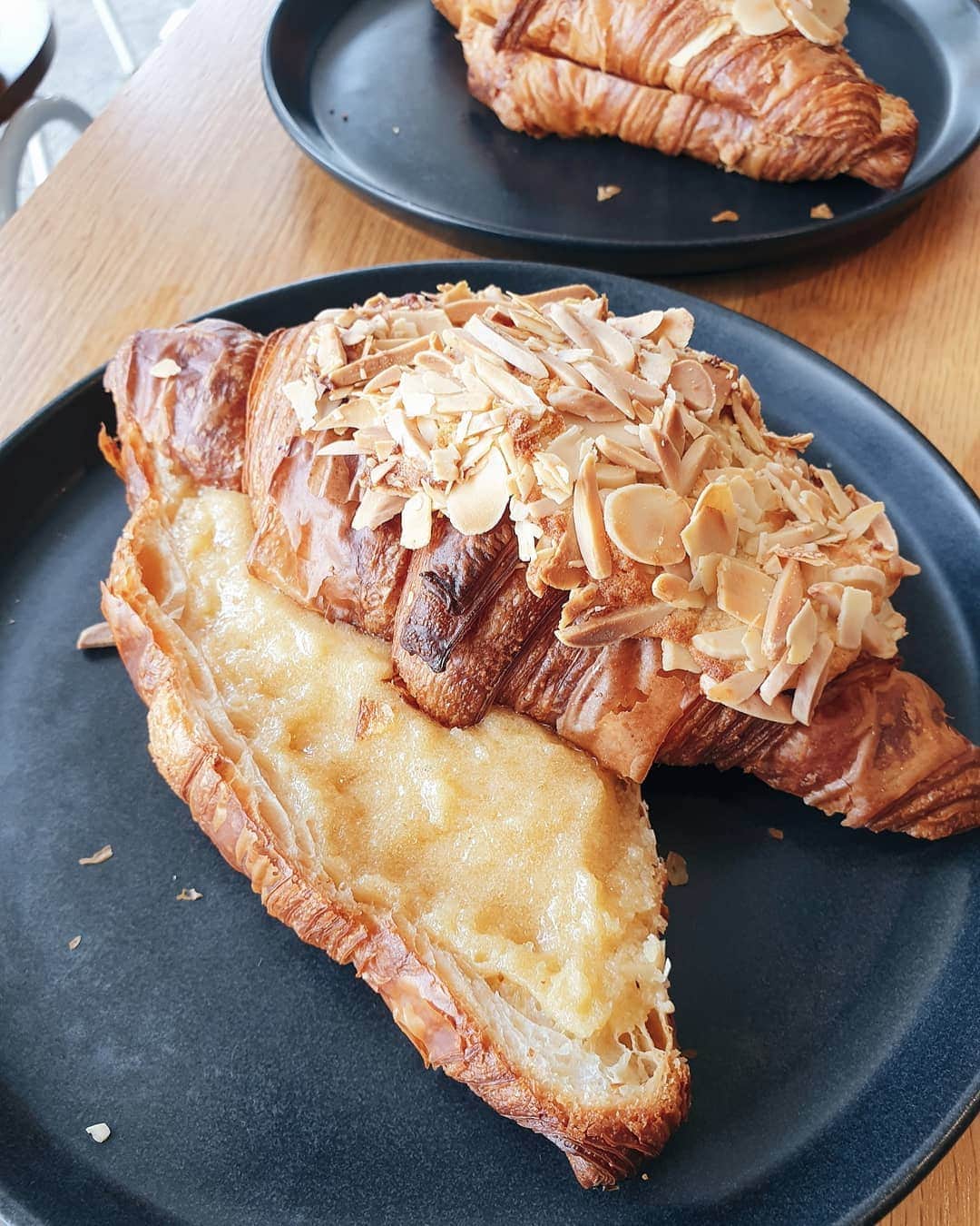 Erinaさんのインスタグラム写真 - (ErinaInstagram)「. . Weekend brunch at @sonofabakerau 🥐. .  My favourite dish was absolutely their signature dish " lobster tail benedict" 😍🥐❤️also the almond croissant was addicting too🙄😍. . .」9月23日 17時13分 - eliseaki