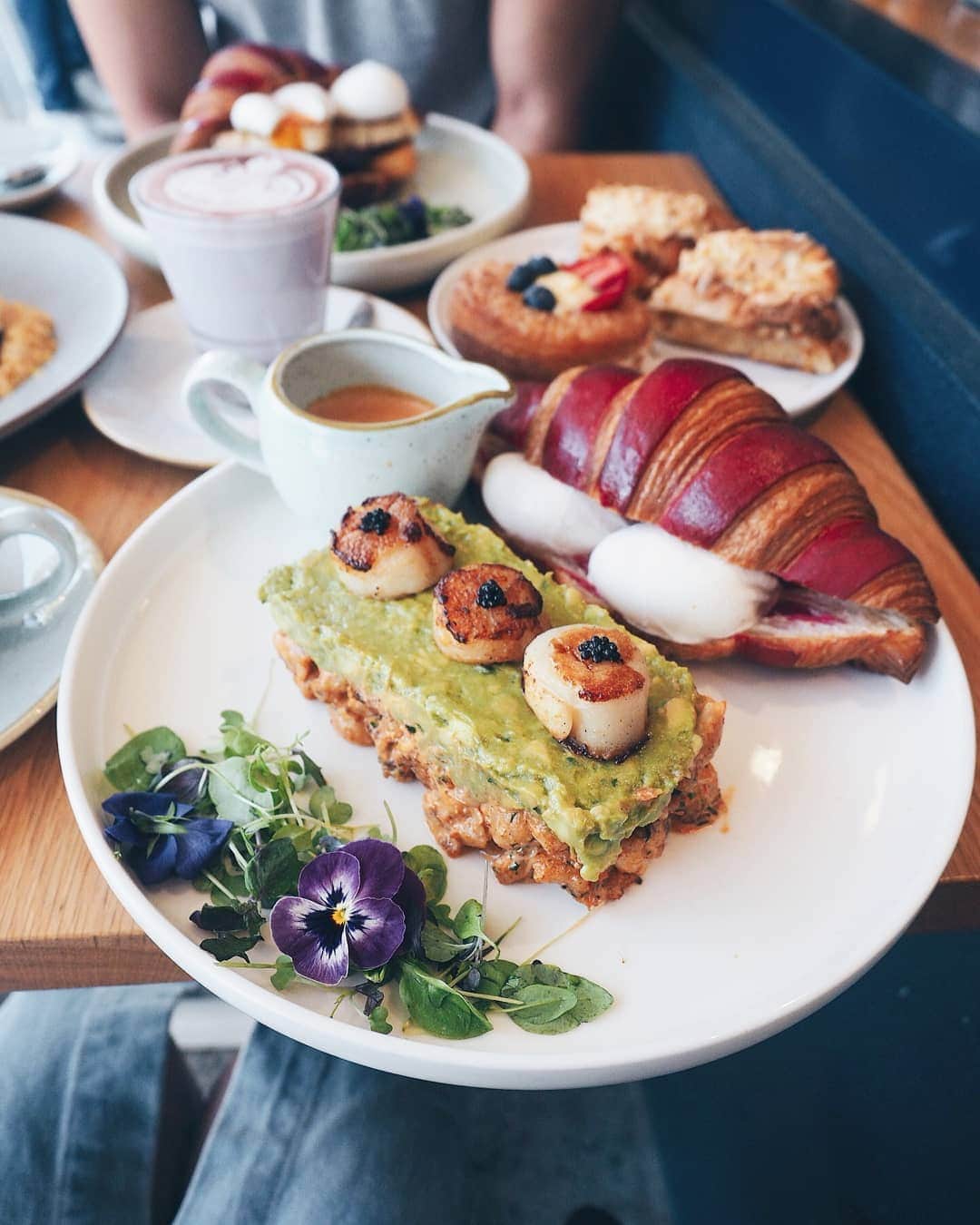 Erinaさんのインスタグラム写真 - (ErinaInstagram)「. . Weekend brunch at @sonofabakerau 🥐. .  My favourite dish was absolutely their signature dish " lobster tail benedict" 😍🥐❤️also the almond croissant was addicting too🙄😍. . .」9月23日 17時13分 - eliseaki
