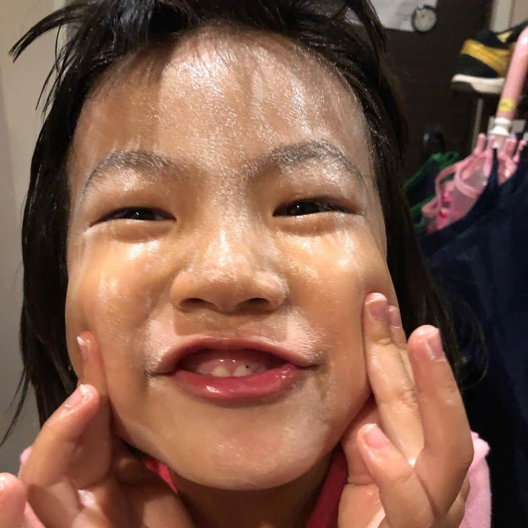 甘糟記子さんのインスタグラム写真 - (甘糟記子Instagram)「昨日は実家へ( ^ω^ )  お彼岸なのでみんなで御墓参り( ^ω^ )  家に行くと秋田犬のフクが息子殿へいつも熱烈な挨拶（笑） とりあえずひと舐めしないと気が済まないらしく、息子殿もある程度あきらめて舐められてます（笑）  夕方からは雨予報だったので、とっとと都内へ戻りのんびり(๑˃̵ᴗ˂̵) 御風呂上がりの姫の顔！ クリーム塗りすぎだわ(＞人＜;) もう女子力高くてママビックリです（笑）  #秋田犬#秋田犬フク#フクちゃん#仲良し#息子殿姫#息子殿#姫#塗りすぎ#女子#女子力高い」9月23日 17時16分 - norihey924