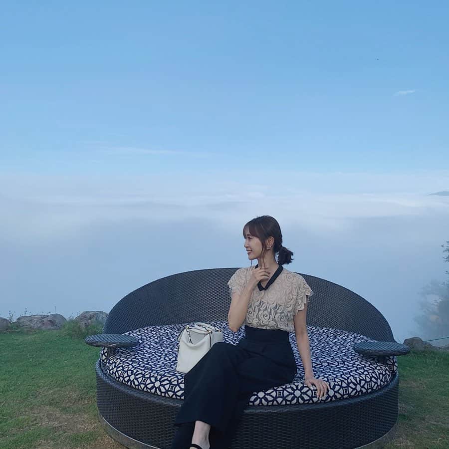 のインスタグラム：「標高1900mの展望カフェ☕️‼︎﻿ 景色楽しみに行ったけど雲がすごかったので...空にいる感覚を楽しみました😹笑﻿ ﻿ 景色が良ければ富士山も見えるとか...🗻！﻿ そして何より何より...上着1枚必須⚠️﻿ (下調べの大事さを改めて学ぶ🧐)﻿ ﻿ #清里テラス #清里 #山梨 #山梨カフェ #山梨観光 #kiyosato #kiyosatoterrace ﻿」