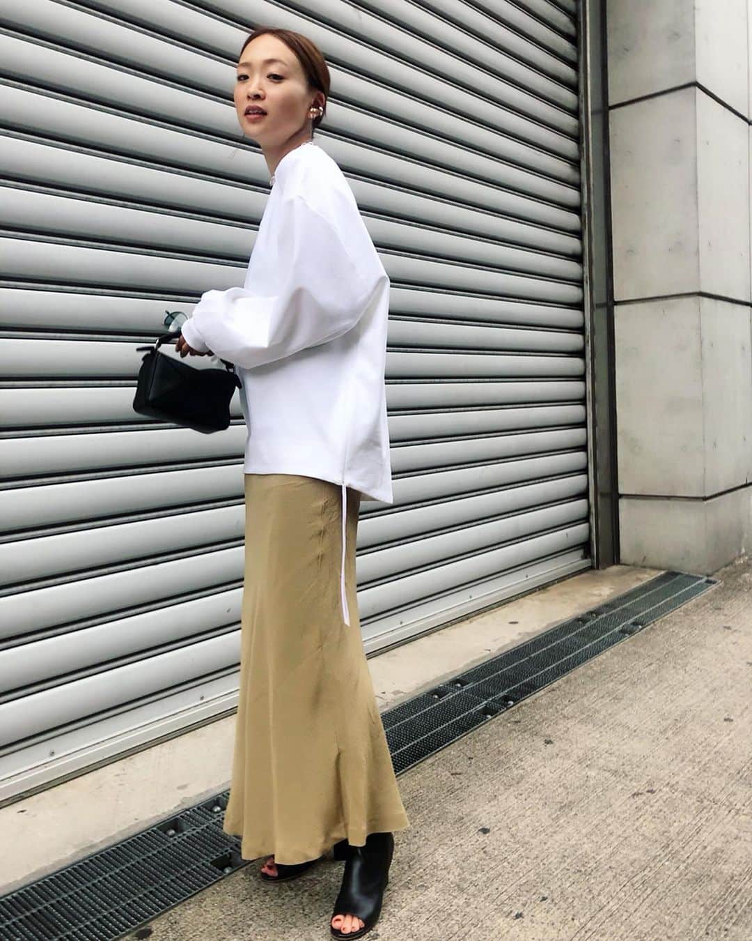 野尻美穂さんのインスタグラム写真 - (野尻美穂Instagram)「まじめに撮ろうとすると最近2枚目みたいなのも出てくる。あごない。涙 #HYKE #maisonmargiela  #todayful #loewe #お袖長め族」9月23日 17時18分 - miho_cocoa