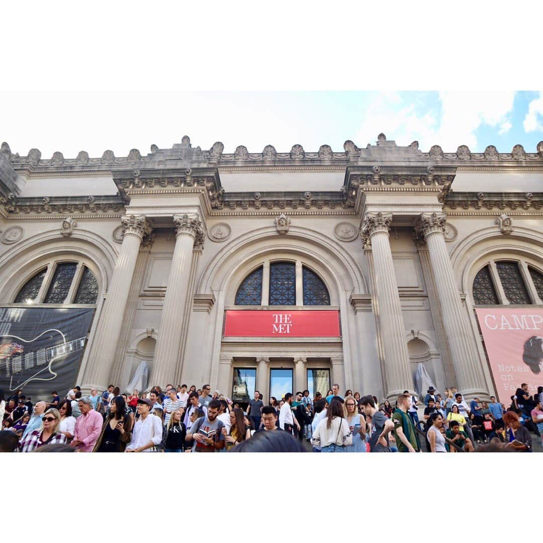 伊藤来笑のインスタグラム：「メトロポリタン美術館👩🏻‍🎨✨ . 17時半閉館なの知らなくて、 (しかもその15分前には退館させられだす) 15分くらいしか見れなかった😳笑 チケット3日間有効みたいだけど 結局その1日だけ楽しみました😂 . . #メトロポリタン美術館 #ニューヨーク旅行  #アメリカ旅行 #海外旅行 #美術館 #metropolitanmuseum #MET #nyc #instagood」