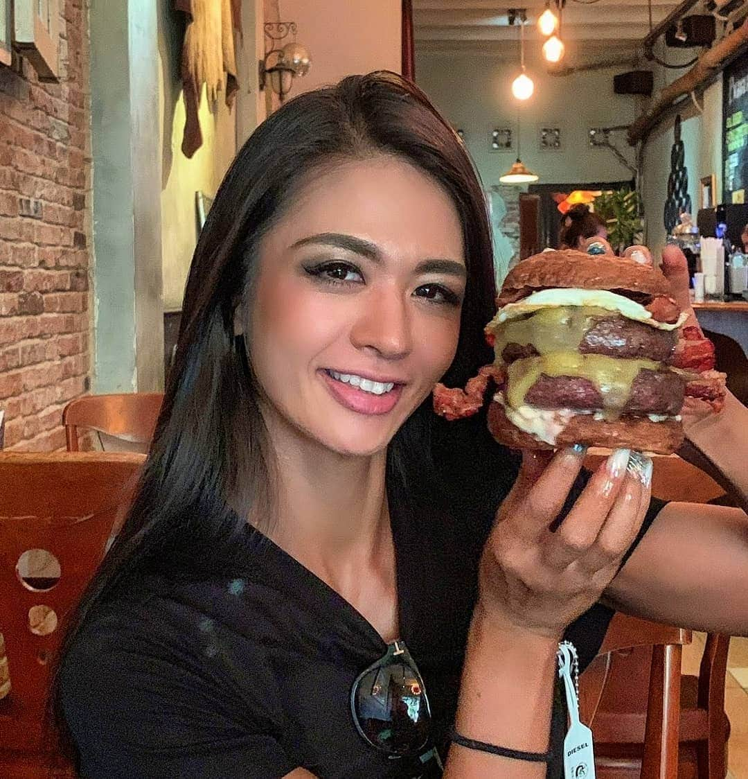 福島麻里さんのインスタグラム写真 - (福島麻里Instagram)「I ♡ hamburger 🍔  大会後のご褒美は 絶対にハンバーガー  １年で１番 美味しく食べれる瞬間  #ハンバーガー #わたしの大好物 #ベトナム大会翌日のハンバーガー #至上最高に美味しかった #でも服はチーズと脂まみれで悲劇w #オフはバーガー巡りしたい #大会後みんなのご褒美はなにかな #イキり代表 #くびれ超人」9月23日 17時19分 - mari.fukushima