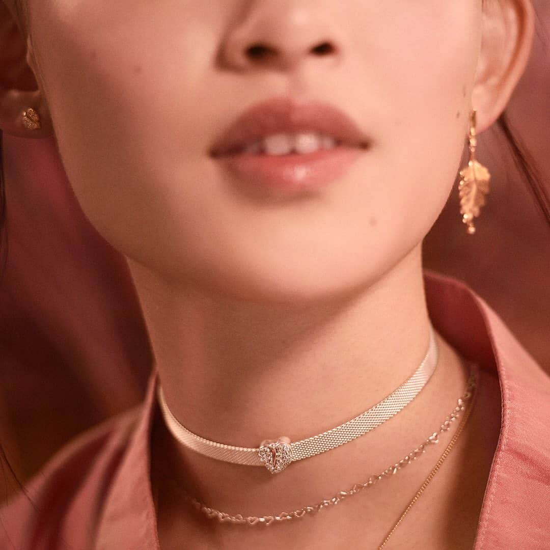 PANDORAさんのインスタグラム写真 - (PANDORAInstagram)「The signature accessory of the 90s is back in fashion. Rock the Pandora Reflexions choker for a major style throwback. Style it solo, add on clip charms or layer with longer pieces for more depth.  #WhatDoYouLove #PandoraReflexions #ChokerNecklace」9月23日 17時22分 - theofficialpandora