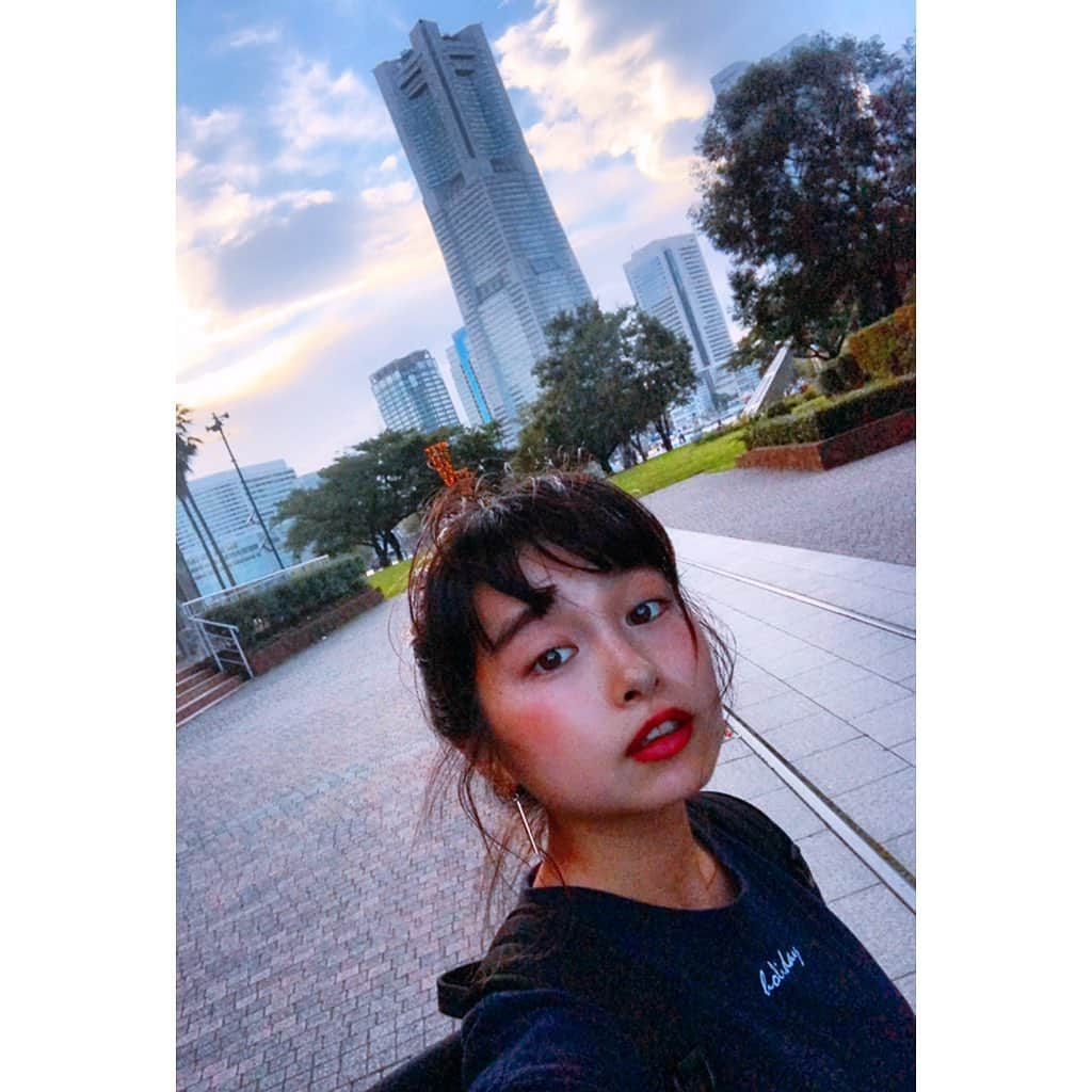 トミタ栞さんのインスタグラム写真 - (トミタ栞Instagram)「#ランドマークタワー #を背に #fmyokohama #だめラジオ #明日最終回 #毎週火曜日 #生放送 #みなとみらい #桜木町  Tシャツに #ホリデー」9月23日 17時22分 - tomita_shiori