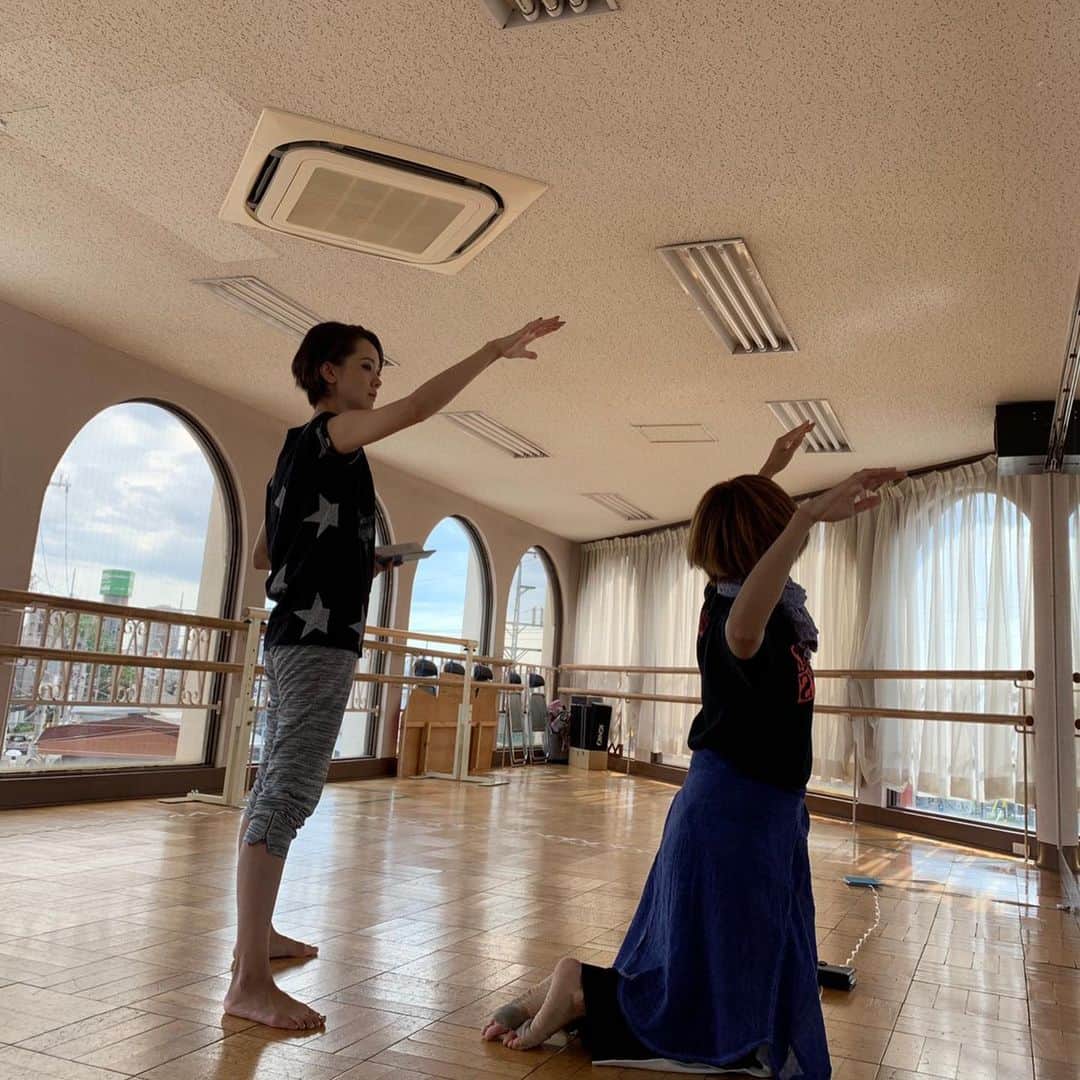 貴千碧さんのインスタグラム写真 - (貴千碧Instagram)「あやさんこと#壱城あずさ さんの#バースデートークライブ 着々と…着々と…お稽古進んでおります✨✨‼️ 今回#沢口千恵 さんによる素敵な演出であやさんの魅力満載の内容となっております☺️ そこへ#貴千碧 も塩胡椒のように？パセリのように⁇いやいや、もはや具のように🤣参加させて頂いております❤️❤️ あやさんはなんと言いますか…在団中から本当に「気さく」に「話しかけれる」。いつも海のように大きくお姉ちゃんのような温かいポッカポカな心で接してくださる。何事も隙間なく。でもちょろっと見せてくださる隙間に「😭❤️」となるのです。 お仕事が早い。スーパーウーマンなのです。  そんなスーパーウーマンあやさんがあんなダンスやこんなダンス…またまたあんな曲や初チャレンジまでも…. . .  人様のお役に立てれるようにとあれやこれや考えることは本当に楽しい。ちゃんと役割を果たすべく貴千もしっかり全うします👊  やはり愛がある現場はとっても楽しいな☺️✨沢口千恵さん #YUKO さん#小田島夏希 先生 利他の心で過ごしてらっしゃる最高のメンバーの皆様の一員になれてとっても幸せであります。 当日もあやさんの仲間の方々が観にいらっしゃると😍 さすがあやさん…愛されてるなぁー💕」9月23日 17時23分 - ao_takachi
