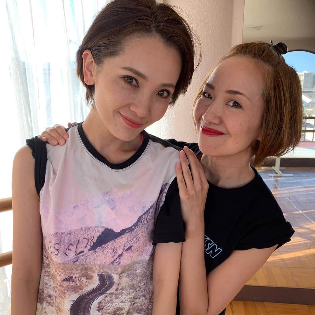 貴千碧さんのインスタグラム写真 - (貴千碧Instagram)「あやさんこと#壱城あずさ さんの#バースデートークライブ 着々と…着々と…お稽古進んでおります✨✨‼️ 今回#沢口千恵 さんによる素敵な演出であやさんの魅力満載の内容となっております☺️ そこへ#貴千碧 も塩胡椒のように？パセリのように⁇いやいや、もはや具のように🤣参加させて頂いております❤️❤️ あやさんはなんと言いますか…在団中から本当に「気さく」に「話しかけれる」。いつも海のように大きくお姉ちゃんのような温かいポッカポカな心で接してくださる。何事も隙間なく。でもちょろっと見せてくださる隙間に「😭❤️」となるのです。 お仕事が早い。スーパーウーマンなのです。  そんなスーパーウーマンあやさんがあんなダンスやこんなダンス…またまたあんな曲や初チャレンジまでも…. . .  人様のお役に立てれるようにとあれやこれや考えることは本当に楽しい。ちゃんと役割を果たすべく貴千もしっかり全うします👊  やはり愛がある現場はとっても楽しいな☺️✨沢口千恵さん #YUKO さん#小田島夏希 先生 利他の心で過ごしてらっしゃる最高のメンバーの皆様の一員になれてとっても幸せであります。 当日もあやさんの仲間の方々が観にいらっしゃると😍 さすがあやさん…愛されてるなぁー💕」9月23日 17時23分 - ao_takachi