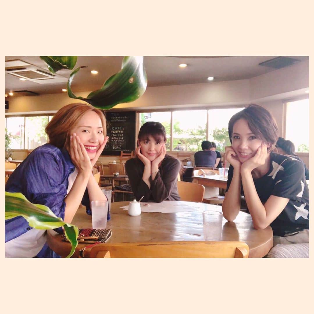 貴千碧さんのインスタグラム写真 - (貴千碧Instagram)「あやさんこと#壱城あずさ さんの#バースデートークライブ 着々と…着々と…お稽古進んでおります✨✨‼️ 今回#沢口千恵 さんによる素敵な演出であやさんの魅力満載の内容となっております☺️ そこへ#貴千碧 も塩胡椒のように？パセリのように⁇いやいや、もはや具のように🤣参加させて頂いております❤️❤️ あやさんはなんと言いますか…在団中から本当に「気さく」に「話しかけれる」。いつも海のように大きくお姉ちゃんのような温かいポッカポカな心で接してくださる。何事も隙間なく。でもちょろっと見せてくださる隙間に「😭❤️」となるのです。 お仕事が早い。スーパーウーマンなのです。  そんなスーパーウーマンあやさんがあんなダンスやこんなダンス…またまたあんな曲や初チャレンジまでも…. . .  人様のお役に立てれるようにとあれやこれや考えることは本当に楽しい。ちゃんと役割を果たすべく貴千もしっかり全うします👊  やはり愛がある現場はとっても楽しいな☺️✨沢口千恵さん #YUKO さん#小田島夏希 先生 利他の心で過ごしてらっしゃる最高のメンバーの皆様の一員になれてとっても幸せであります。 当日もあやさんの仲間の方々が観にいらっしゃると😍 さすがあやさん…愛されてるなぁー💕」9月23日 17時23分 - ao_takachi