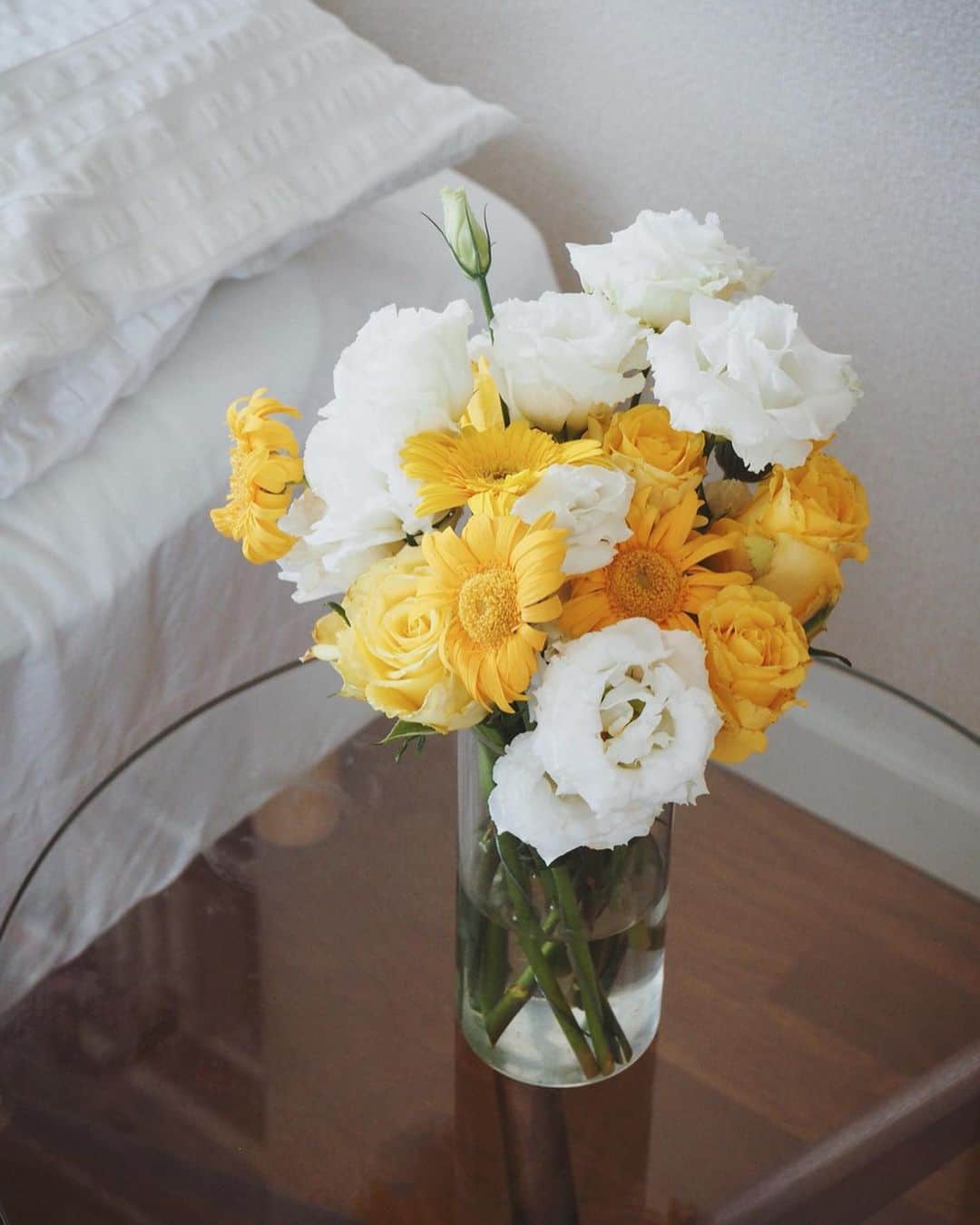 猪鼻ちひろさんのインスタグラム写真 - (猪鼻ちひろInstagram)「💐💛 ただいま東京！ 大阪で頂いて、一緒に帰ってきたお花たち。 朝起きた時に目に入る光景がこれだと ほんとに幸せな気持ちになるから不思議🌼  黄色のバラとガーベラに白いトルコキキョウ。 もうひとつは紫のトルコキキョウに、赤いダリア一輪。  実家に帰ってきたら、実家にもトルコキキョウが 沢山飾られていて、奇遇ねぇ〜ってなった♡ 母とはお花の好みが一緒🍃 緑いっぱいとか、お洒落なのとか、ね。 #ちひろのお花 #大切に持って帰ってきた #毎朝水を入れ替える #習慣 #お花のある暮らし #長持ちするといいなぁー！」9月23日 17時23分 - inohanachihiro