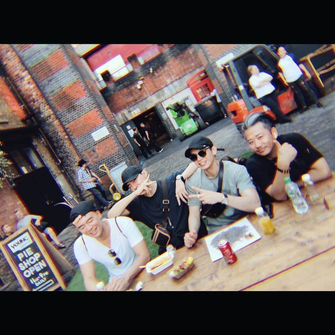ダンソン・タンのインスタグラム：「Boys 🍕🍕🍕 #DT #HOTHEART #SEVENDAYS #唐禹哲」