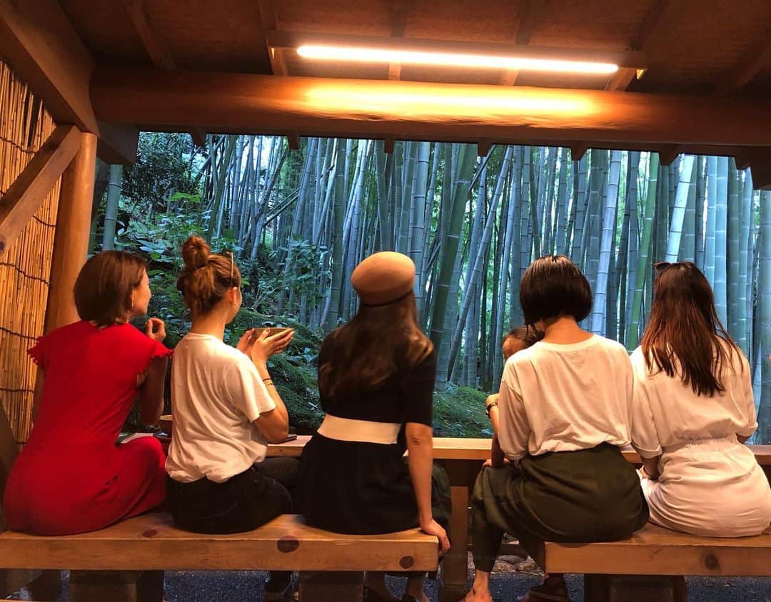 相川友希のインスタグラム：「毎年ありがとう♡両手にお茶 #ワンエイト #毎年 #いい出会い #ありがとう #エビアンスパ #に使うね #🤑 #誕生日 #次はたかこ #鎌倉 #ドライブ #10年来 #感謝 毎年お酒は欠かさずすごく飲むメンバーだったけど、今年のお誕生日は少し遠出♡ ゆったりと過ごすのも良いね♡ #お茶 #両手にお茶 #奇跡 #独身税 いつも応援してくれてる方、出会った方、家族。みんなに感謝♡」