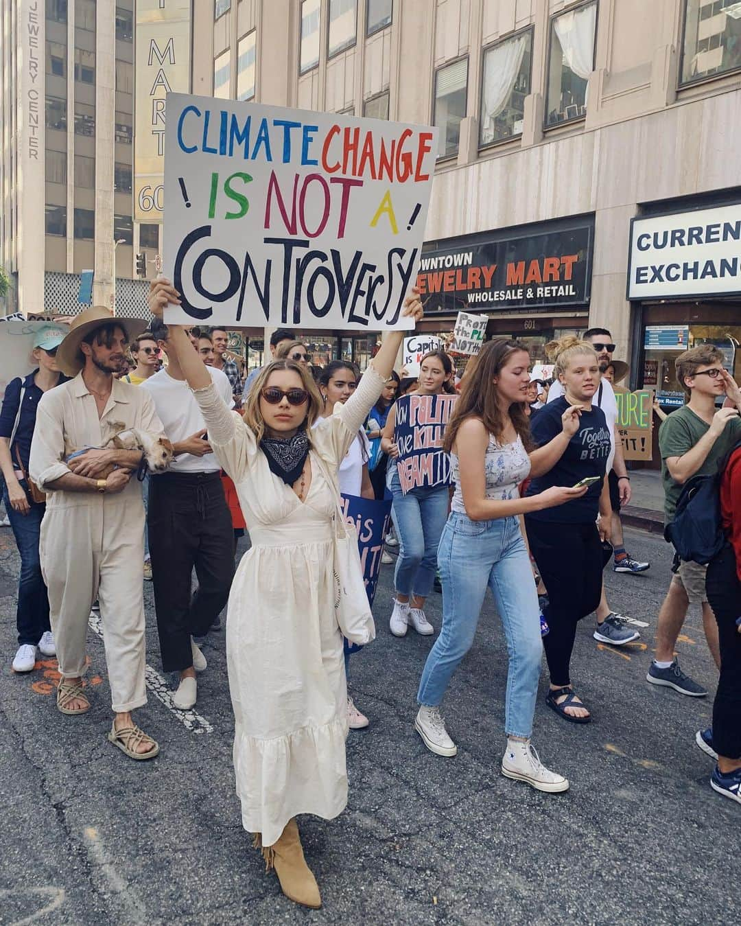 オレーシャ・ルーリンさんのインスタグラム写真 - (オレーシャ・ルーリンInstagram)「Thank you for everyone around the world who joined the #youthclimatestrike. You inspire me and I’ve never been more proud of a group of people. I’m honored to have marched with you 🕊」9月24日 4時22分 - olesyarulin