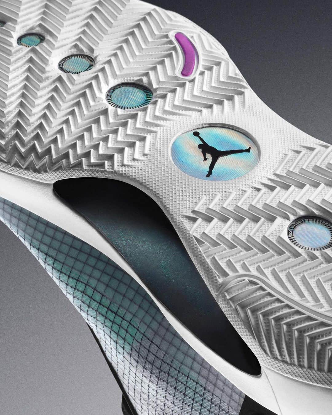 Jordanさんのインスタグラム写真 - (JordanInstagram)「Less distraction. More elevation. @ZionWilliamson is ready to take flight with the #AirJordan XXXIV ‘Blue Void’. Available 9.25.」9月24日 4時23分 - jumpman23