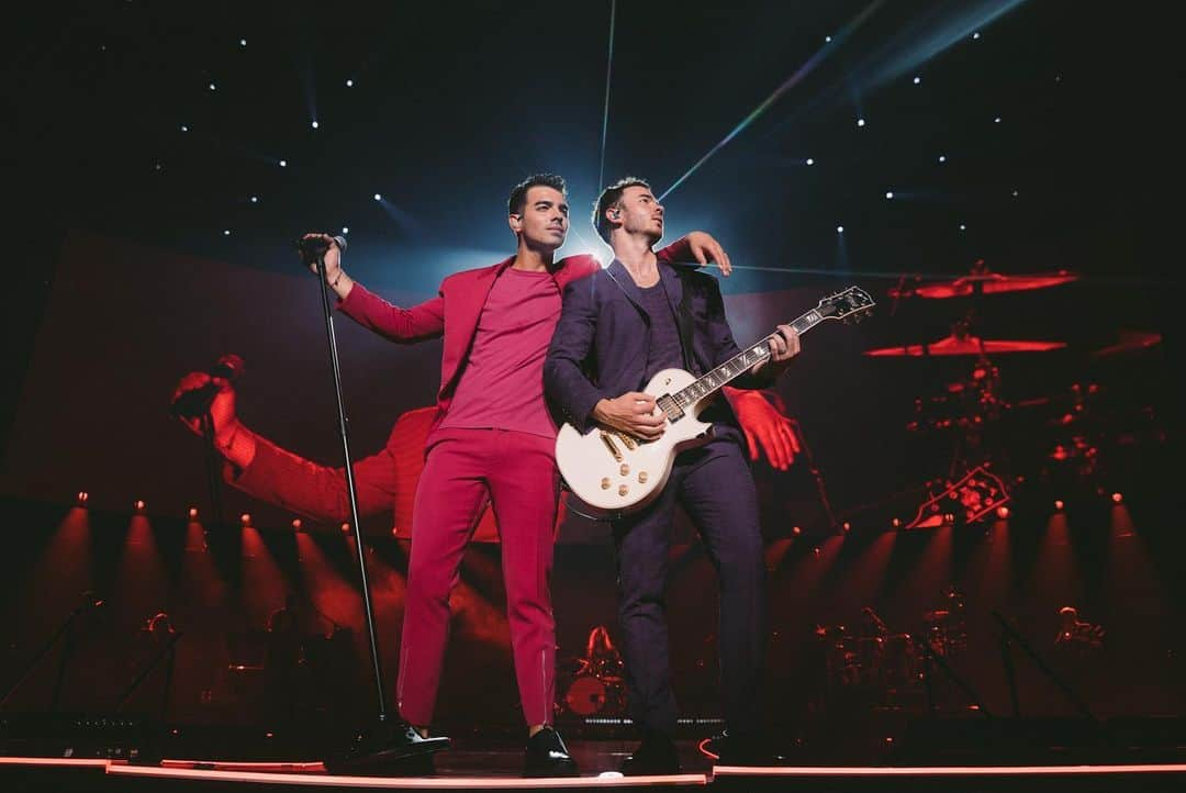 ジョー・ジョナスさんのインスタグラム写真 - (ジョー・ジョナスInstagram)「Amazing night in Kansas City! We love you guys ❤️ #HappinessBeginsTour」9月24日 3時21分 - joejonas