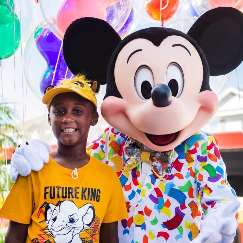 Nia Sioux Frazierさんのインスタグラム写真 - (Nia Sioux FrazierInstagram)「Today’s #rolemodelmonday is Jermaine Bell. This selfless and giving 6 year old started saving his own money so that he could go on a trip to Disney World for his birthday. Once Jermaine heard about Hurricane Dorian, he started brainstorming ways that he could help. He instantly knew that he could use his piggy bank on more important things, and helping the evacuees became his biggest priority. He took his savings and traded it for hundreds of hot dogs, chips and water so that the coastal South Carolina evacuees could have food to eat as they traveled to new places. I can’t tell you how happy this makes me, and we can all learn so much from the love Jermaine has given so many people. Thank you, you are truly so special.」9月24日 3時29分 - niasioux