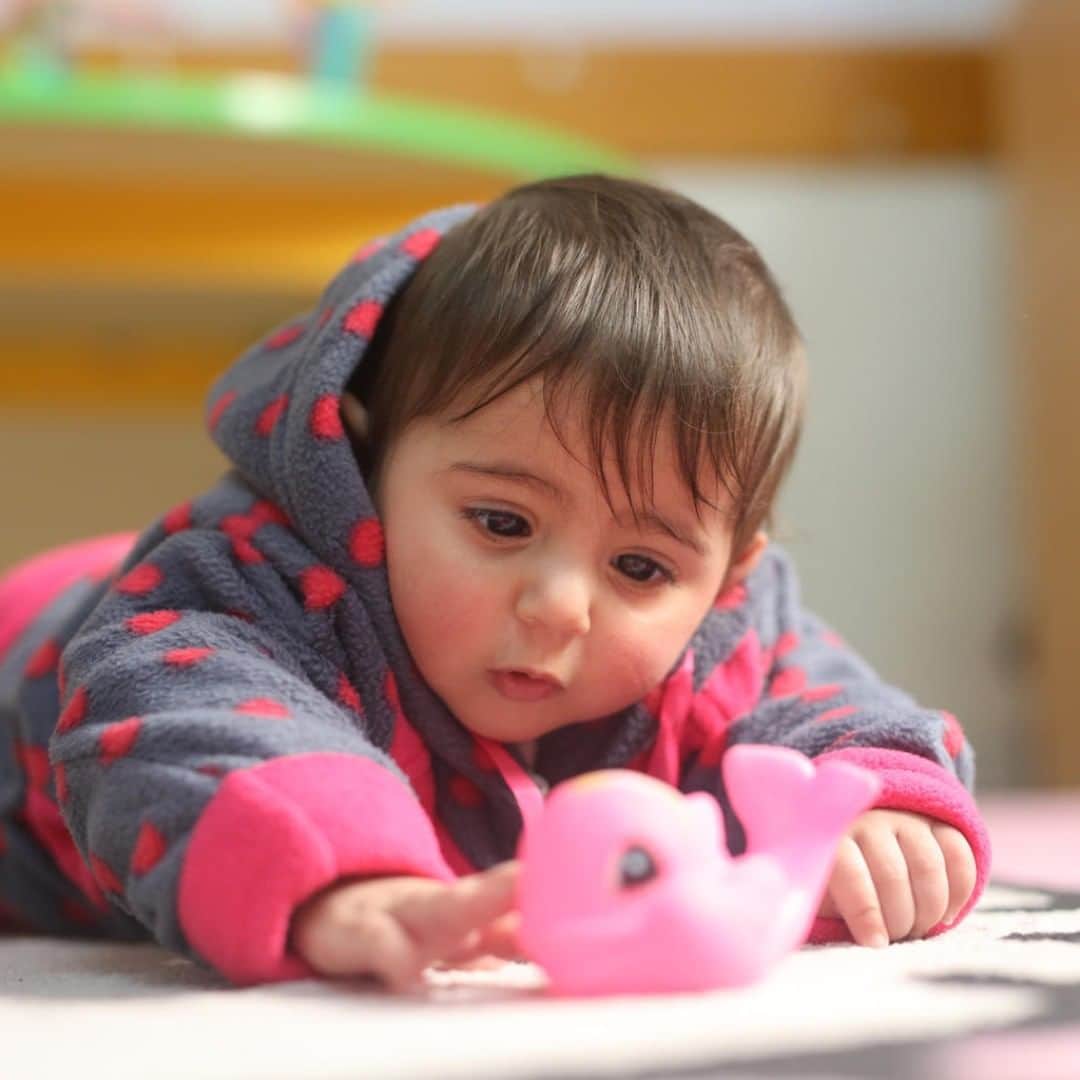 unicefさんのインスタグラム写真 - (unicefInstagram)「Reeam, 18 weeks, is learning to crawl in UNICEF’s early childhood development centre in Gaza, State of Palestine. Last year, 1 in 5 babies around the world spent their earliest moments in the chaos of conflict. Safe and stimulating spaces like this are essential to support their brain development and healthy, happy futures.  #EarlyMomentsMatter #ChildrenUnderAttack © UNICEF/UN0275515/Albaba AFP-Services」9月24日 3時45分 - unicef
