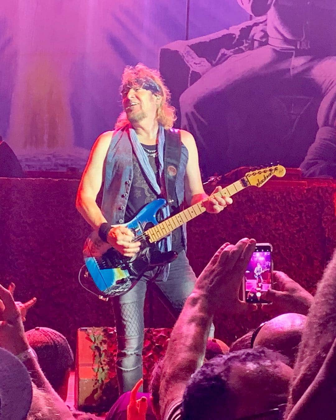 エイドリアン・スミスのインスタグラム：「...not tired anymore!! @ironmaiden #Houston #LegacyOfTheBeastTour @officialjacksonguitars #twominutestomidnight」